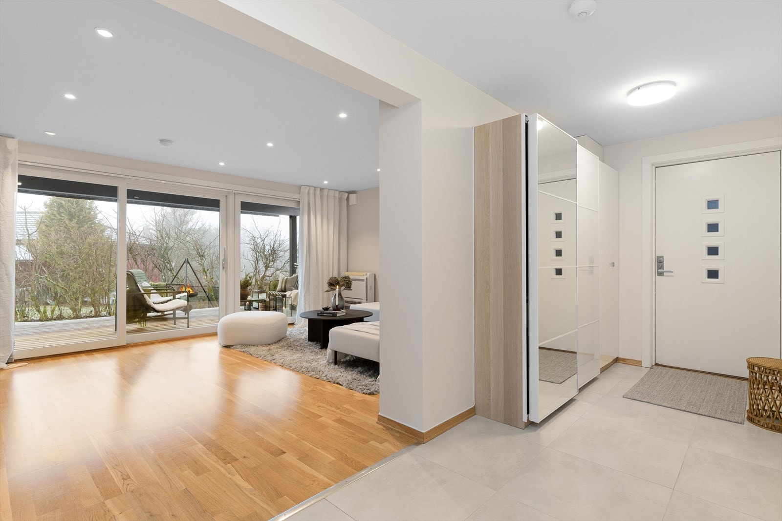 Velkommen inn! Entré med flislagt gulv med varme og garderobe. Galleribilde