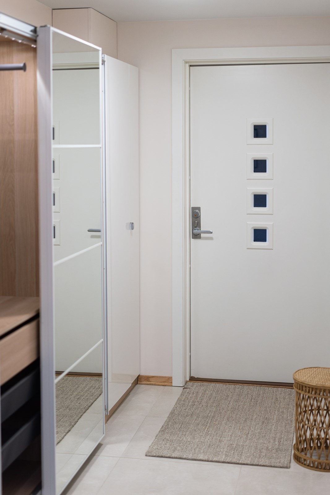 Moderne inngangsdør og rikelig med garderobeplass. Galleribilde