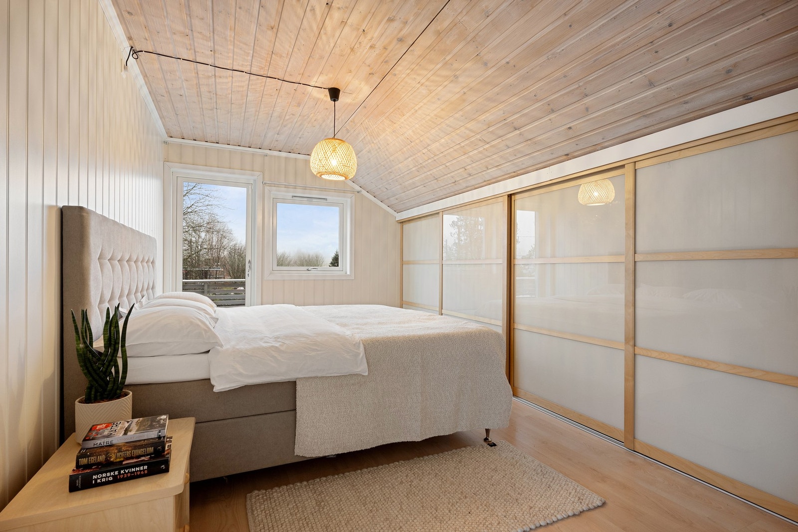 Soverom 1 med plassbygget garderobeskap Galleribilde