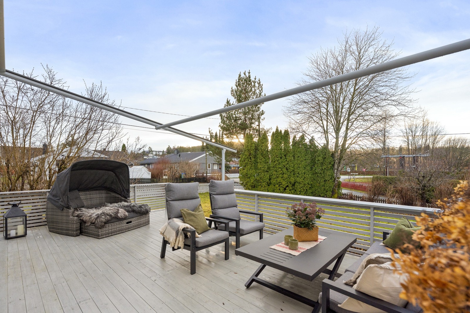 Romslig terrasse med god møbleringsfrihet Galleribilde