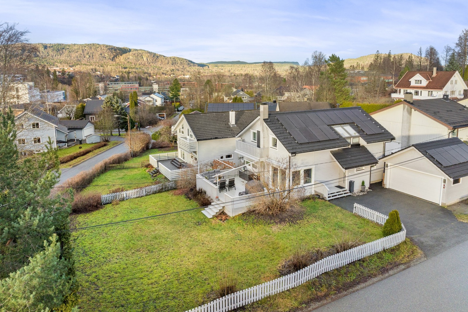 Boligen fikk i 2023 montert solcellepanel på taket Galleribilde