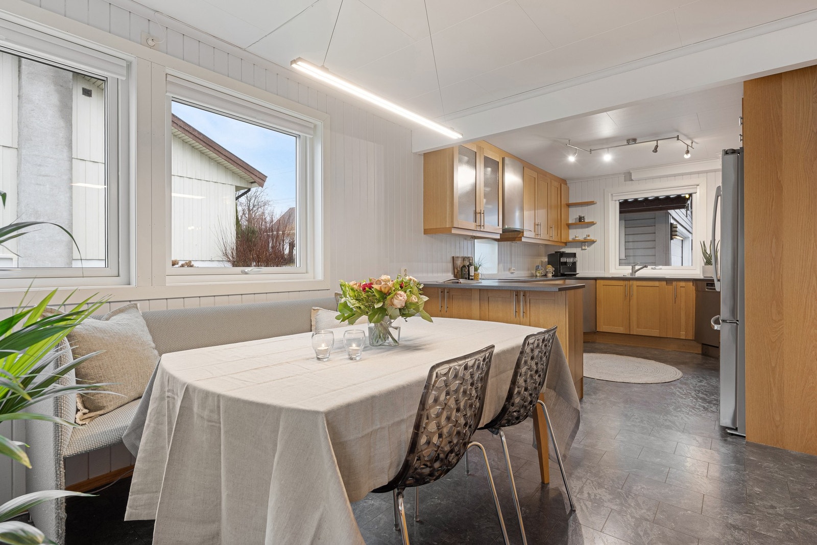 Det er plass til spisebord på kjøkkenet i tillegg til spisestuedel i stue Galleribilde