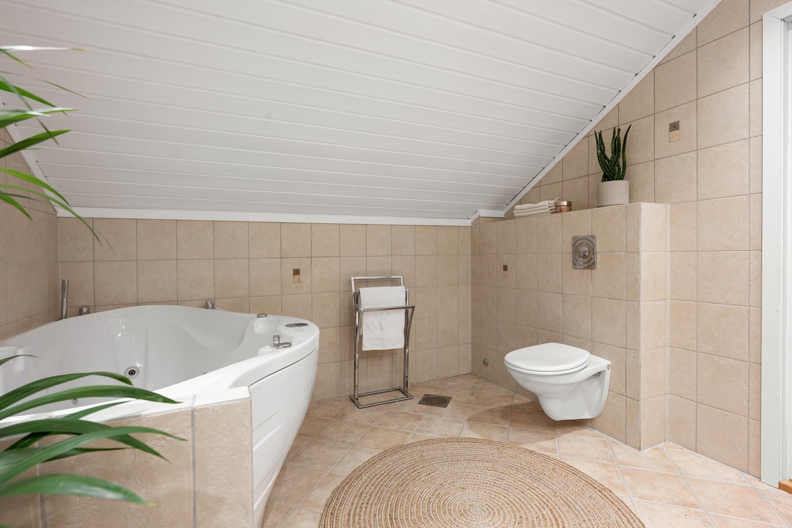 Her er det både badekar og dusj-fastiliteter Galleribilde