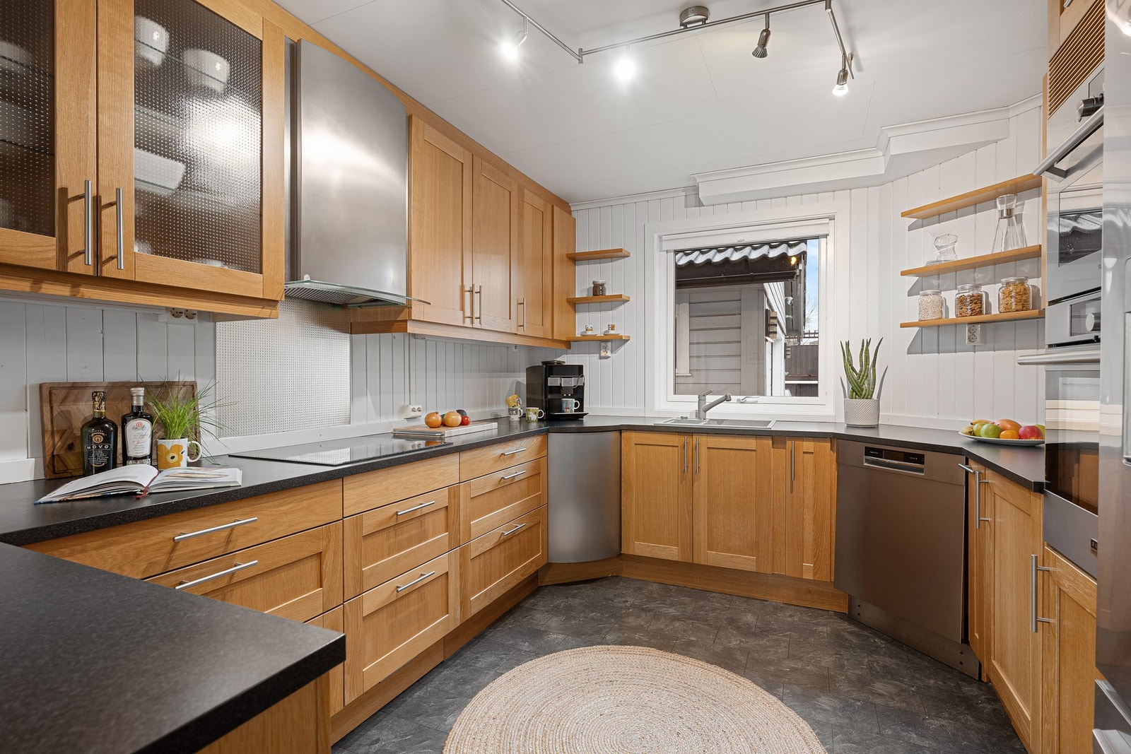 Separat kjøkken med innredning fra 2006 Galleribilde