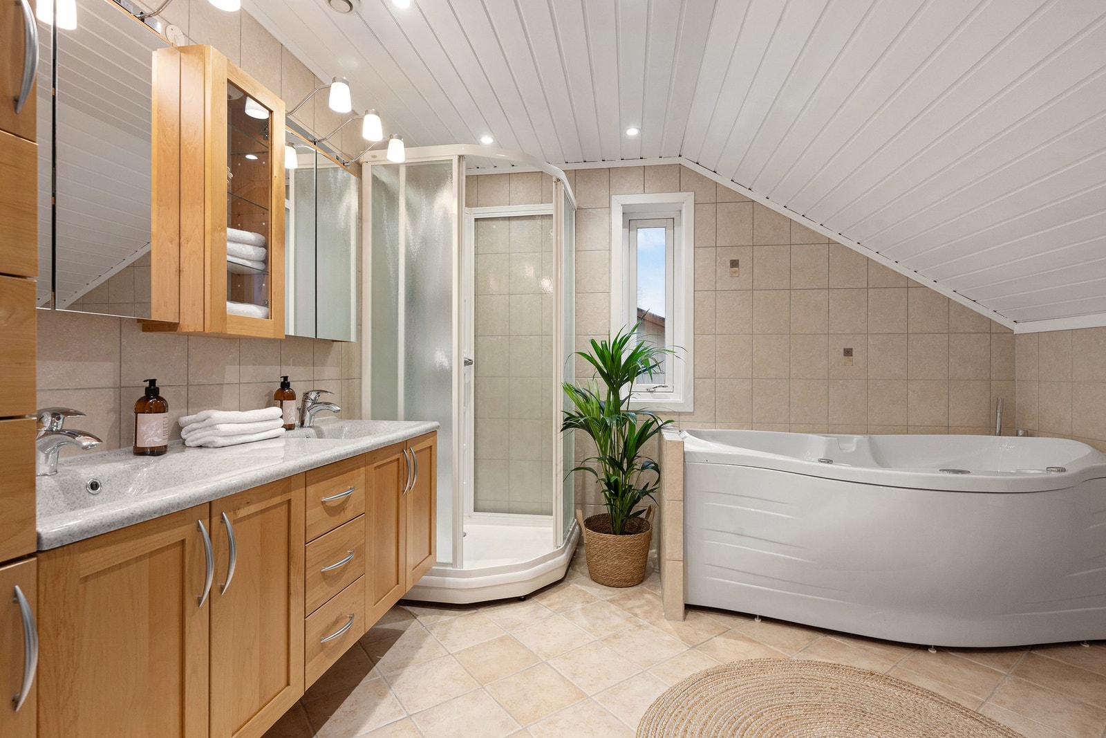 Stort bad i loftsetasjen fra 2004 Galleribilde