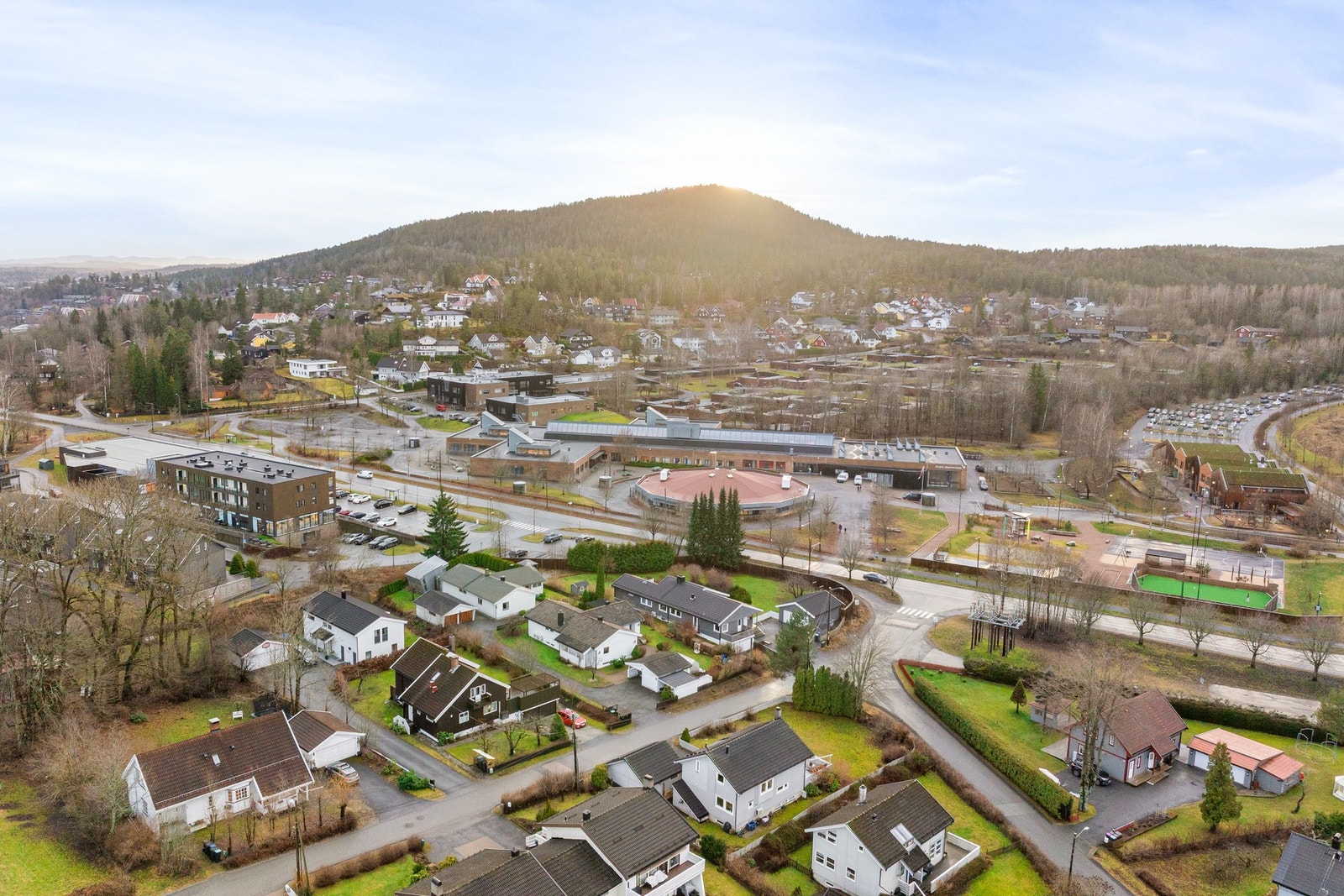 Det er kort vei til Asker sentrum, skoler, barnehager og marka Galleribilde