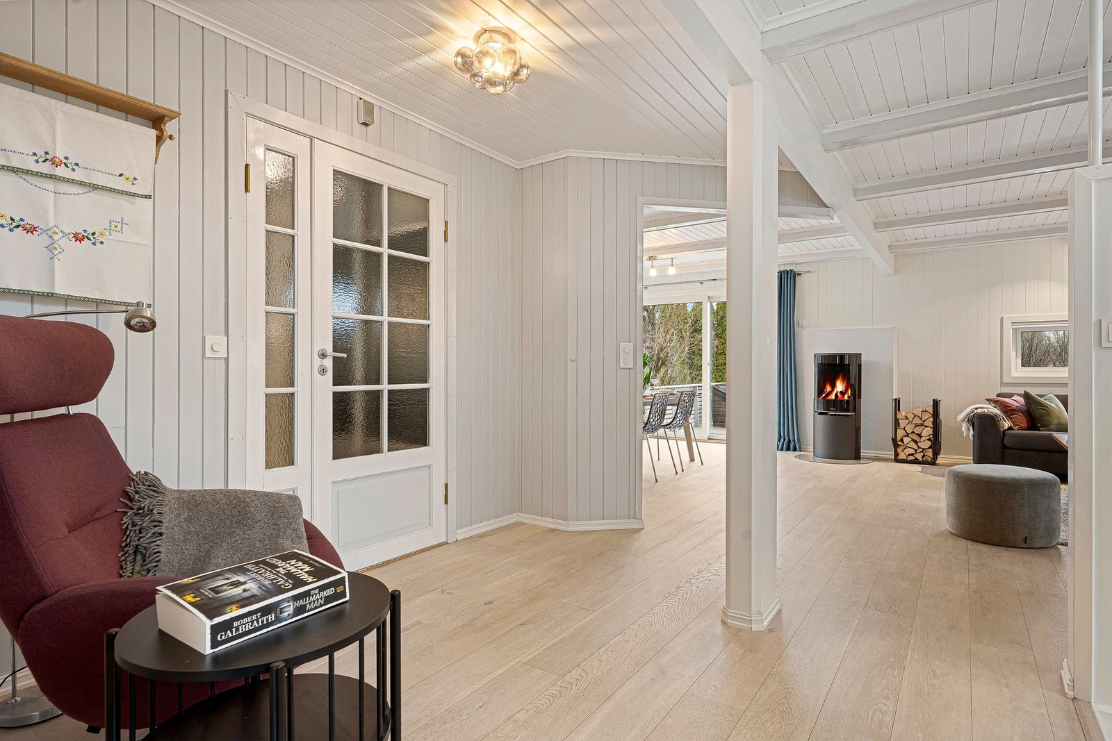 Gangen åpner opp mot spisestue og stue Galleribilde