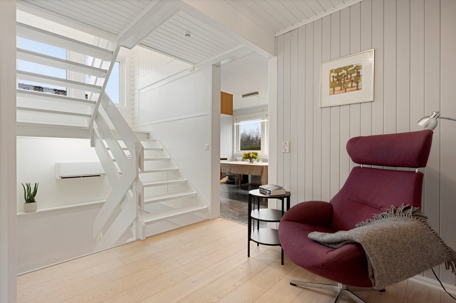 Flott tretrapp som forbinder boligen tre etasjer, trappen ble nymalt høsten 2025. Galleribilde
