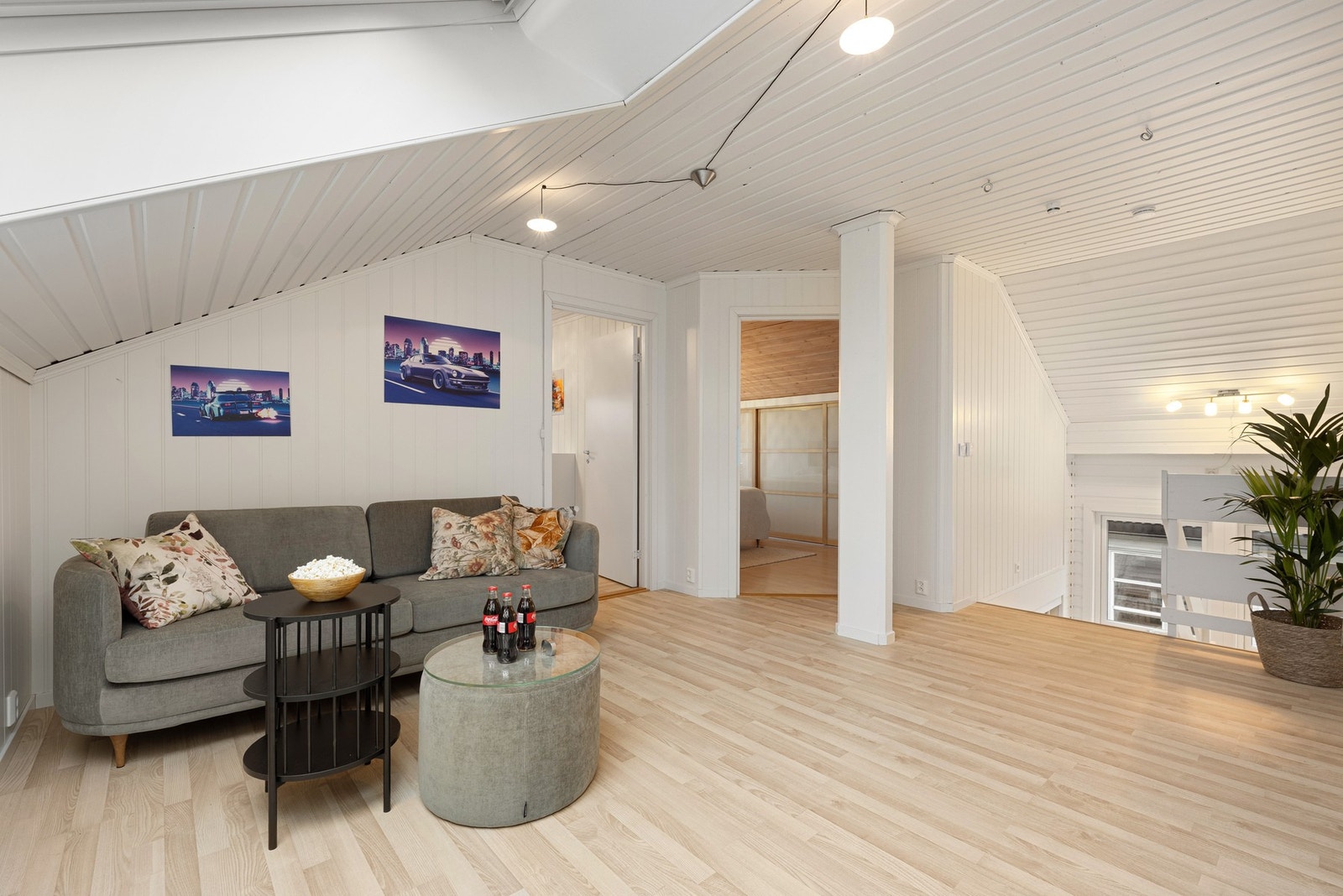 Lys og praktisk loftsstue gir mye boltringsplass i boligen Galleribilde