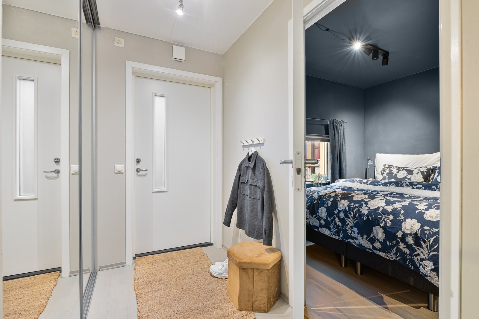 Entrè med god plass for sko og yttertøy i skyvedørsgarderobe. Galleribilde