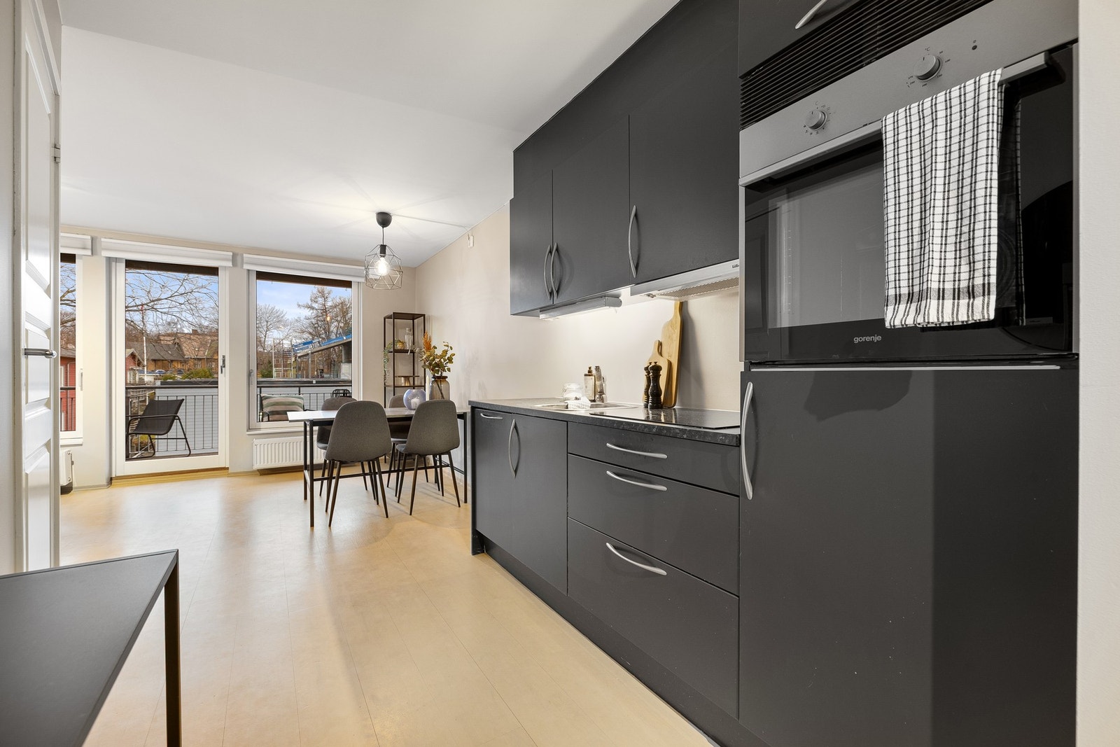 Røft og stilrent kjøkken med integrerte hvitevarer. Galleribilde