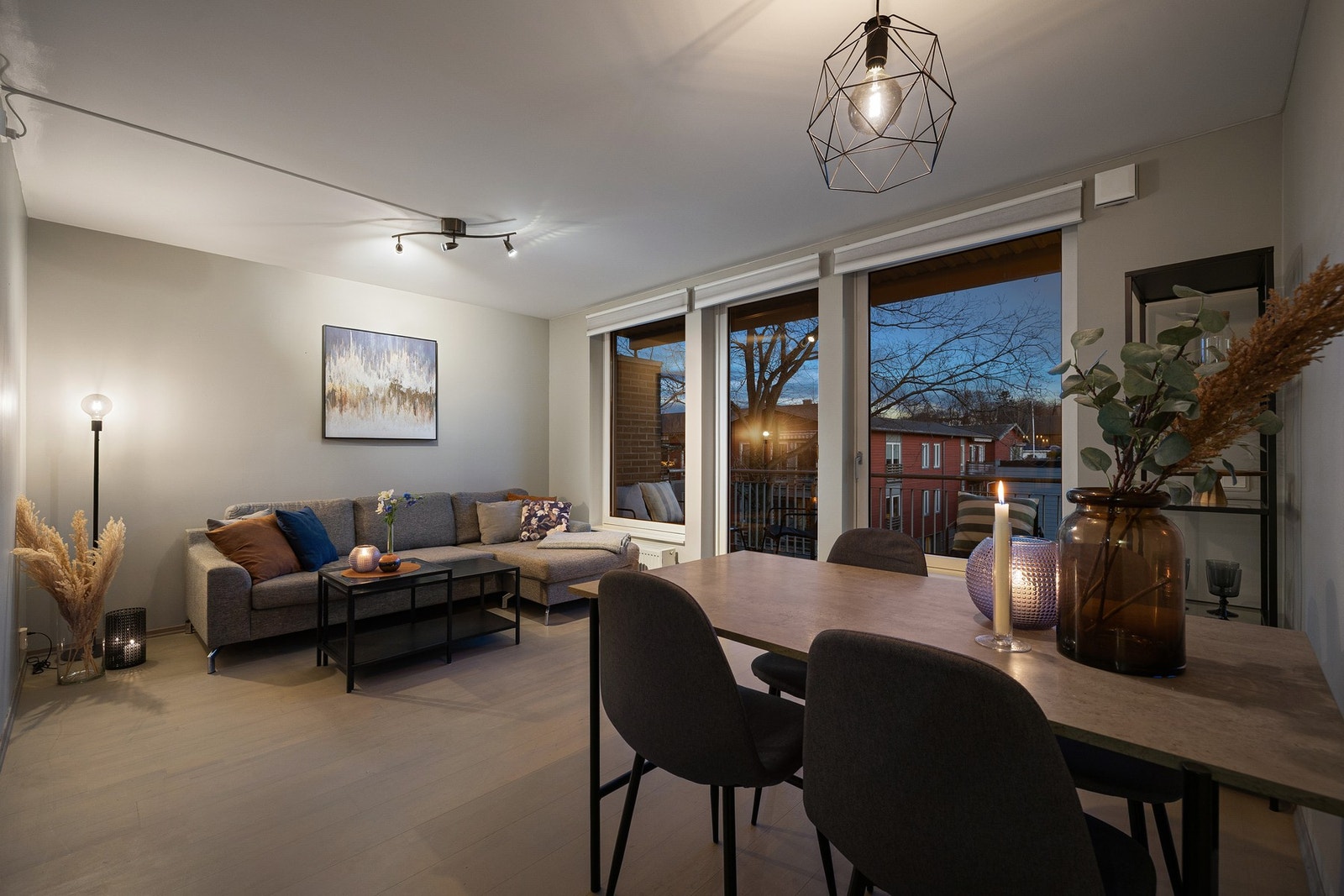 Store vindusposter besørger rikelig med lysinnslipp. Galleribilde