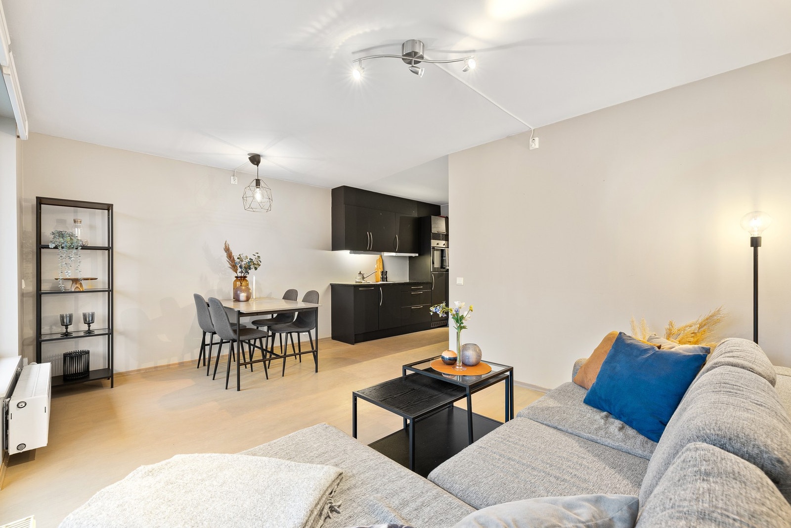 Hele leiligheten er malt i moderne fargekombinasjoner. Galleribilde