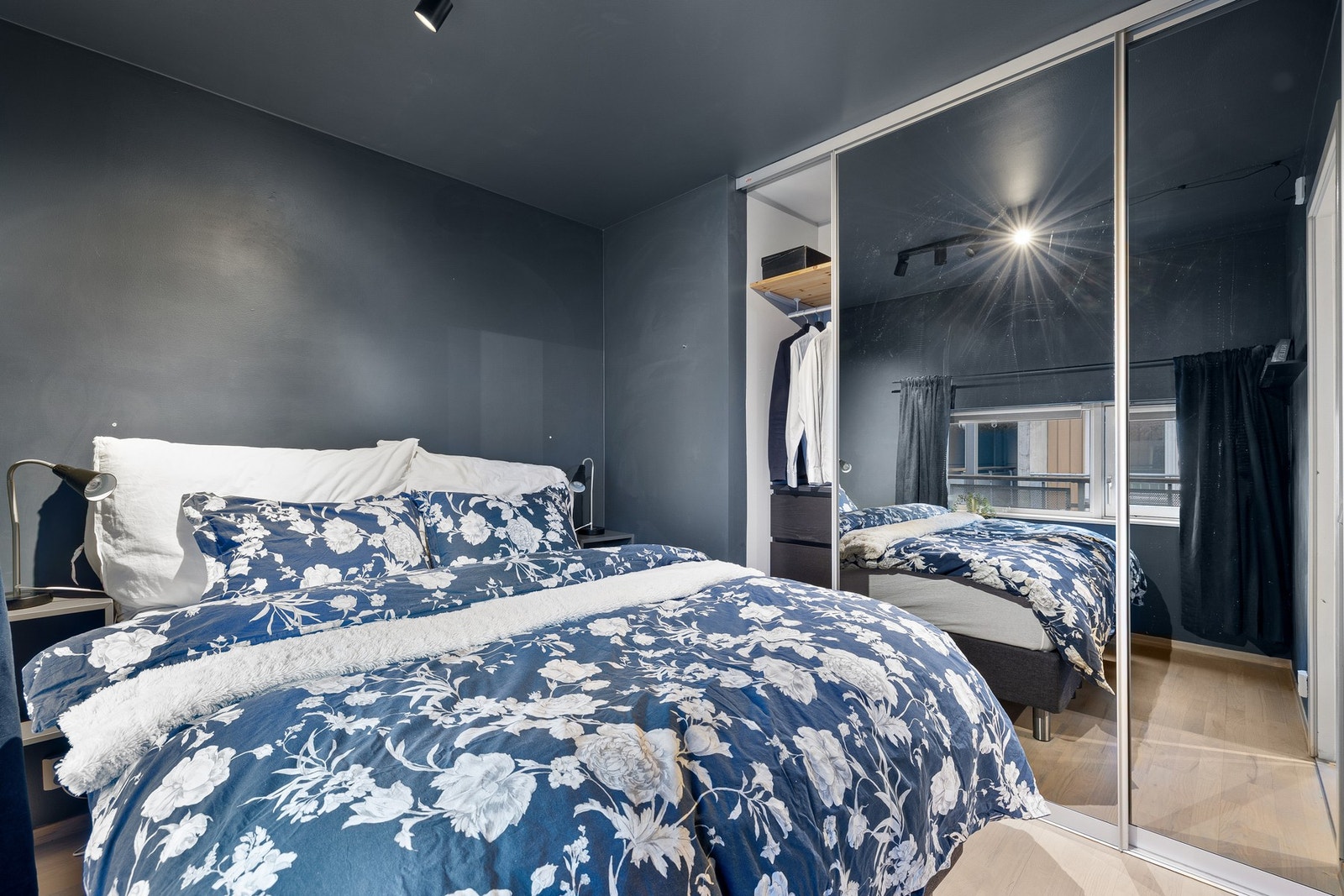 Soverom med praktisk skyvedørsgarderobe. Galleribilde