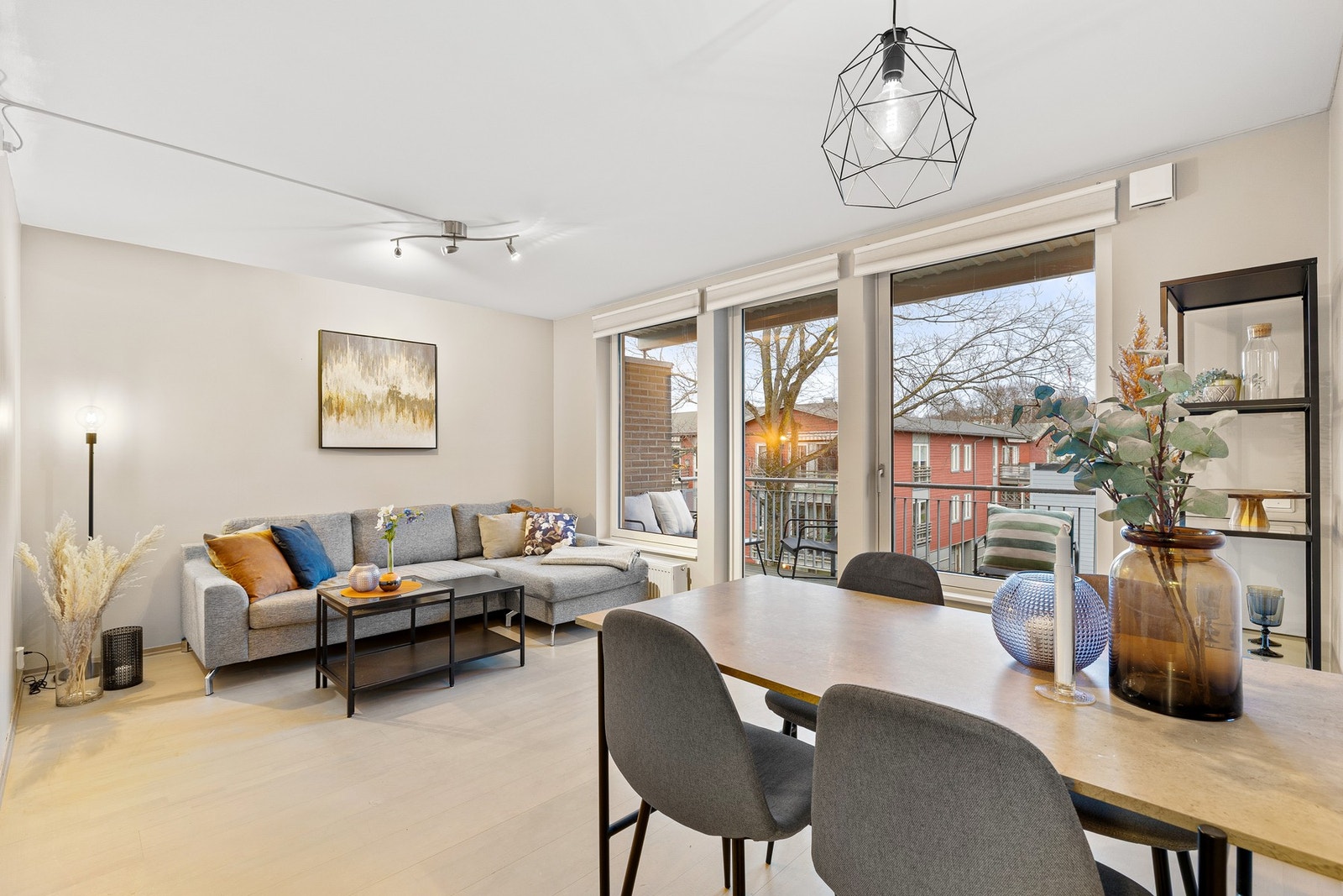 Stuen har en meget praktisk romfordeling som gjør den enkel å møblere. Galleribilde