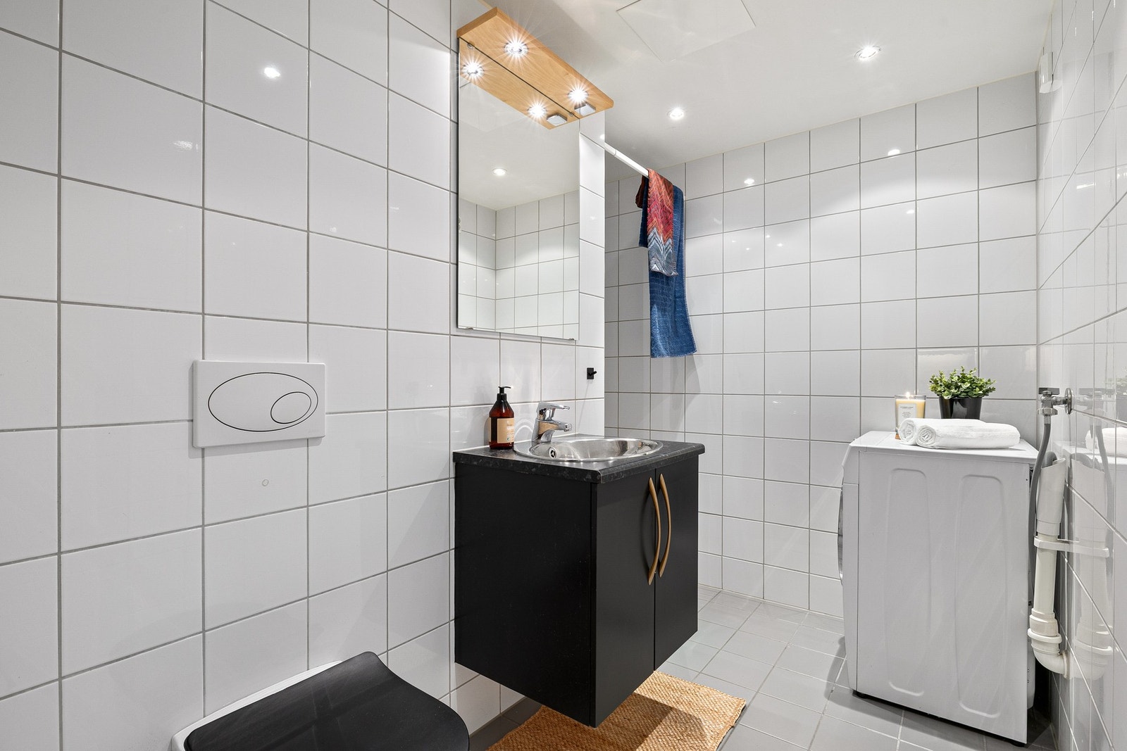 Pent flislagt bad med varmekabler i gulv og praktisk innredning. Galleribilde