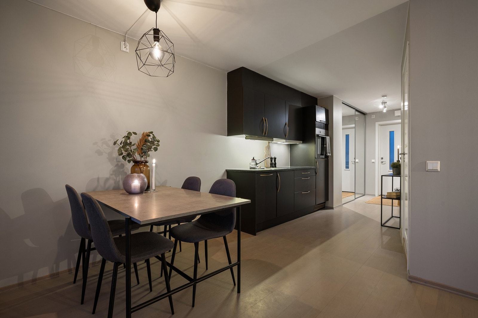 Leiligheten har en særdeles god planløsning med klart definerte soner. Galleribilde