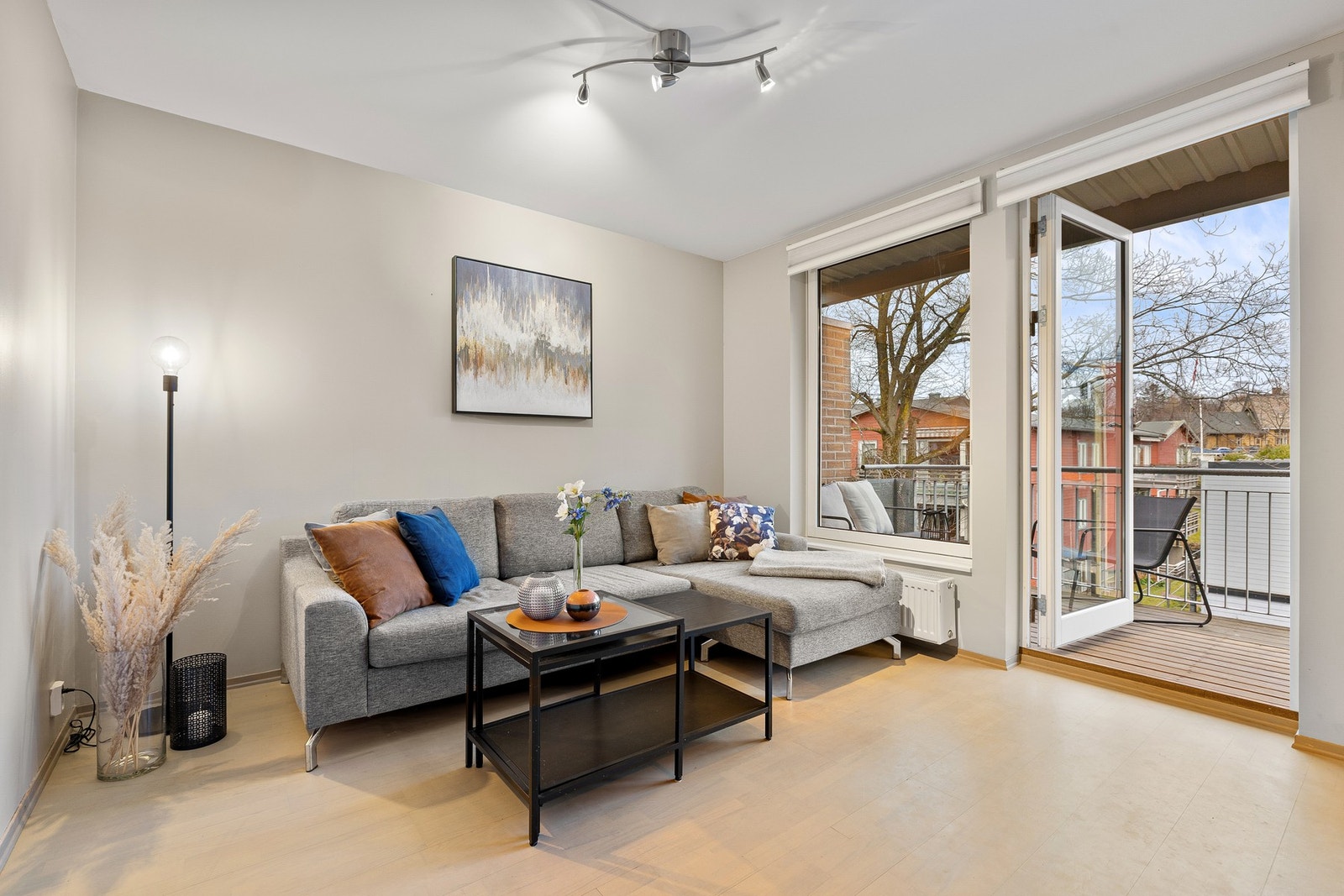 Lys og lekker stue med slette vegger, listefrie overganger mellom vegg og tak samt utgang leilighetens balkong. Galleribilde