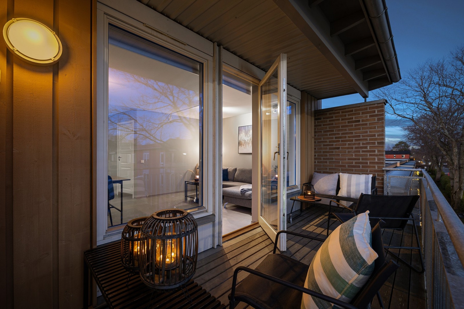 Privat balkong på ca 8.4 kvm med trebelagt dekke og utebelysning. Galleribilde