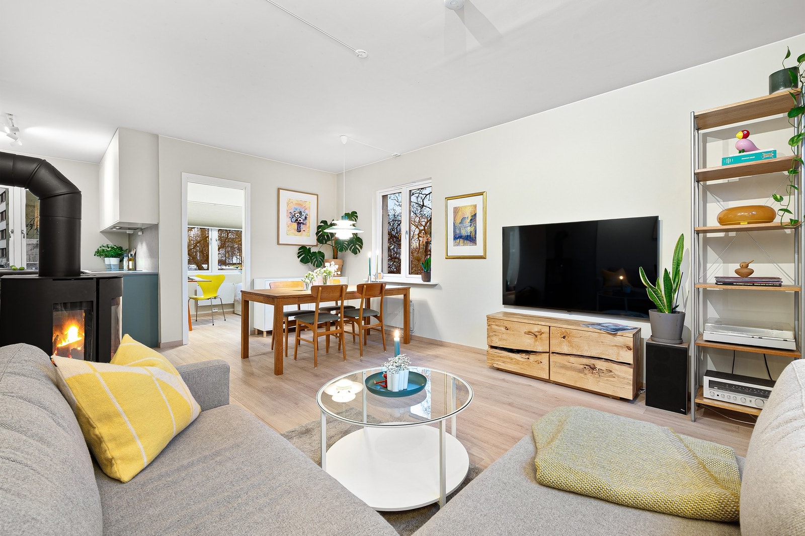 Romslig oppholdsrom med gjennomgående god planløsning, store vindusflater og naturlig lysinnslipp. Galleribilde