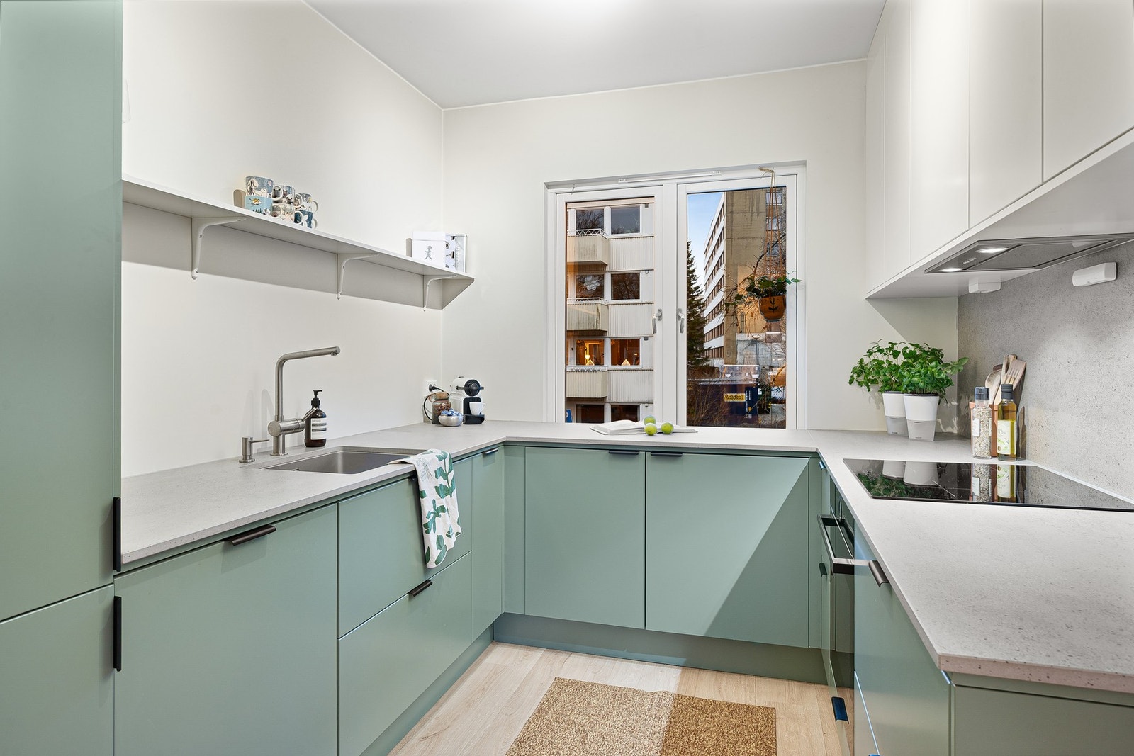 Stilrent kjøkken pusset opp i 2023 med moderne innredning og glatte fronter. Galleribilde