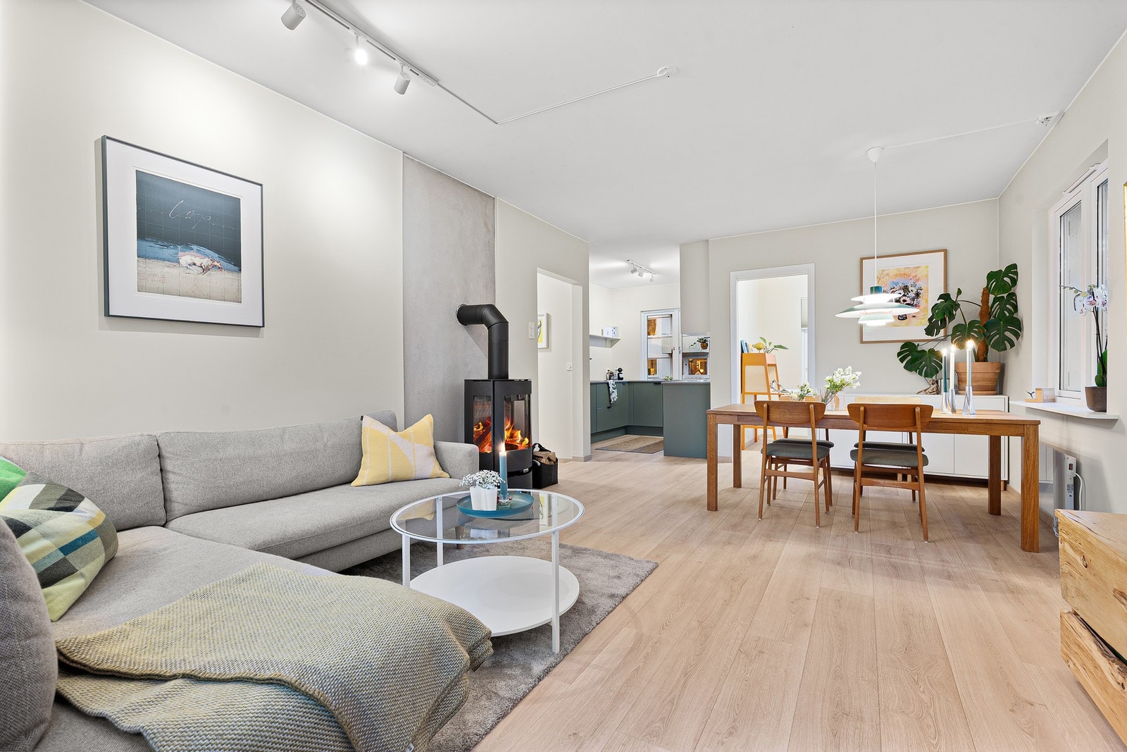 Romslig og sentral 1/4-part av firemannsbolig på vakre Øya. Veldrevet sameie med lave felleskostnader. Galleribilde