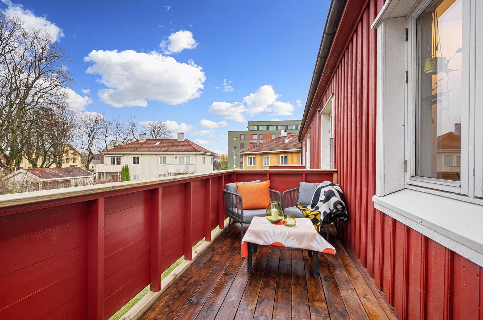 Boligen har balkong i andre etasje med god plass til sittegruppe. Galleribilde