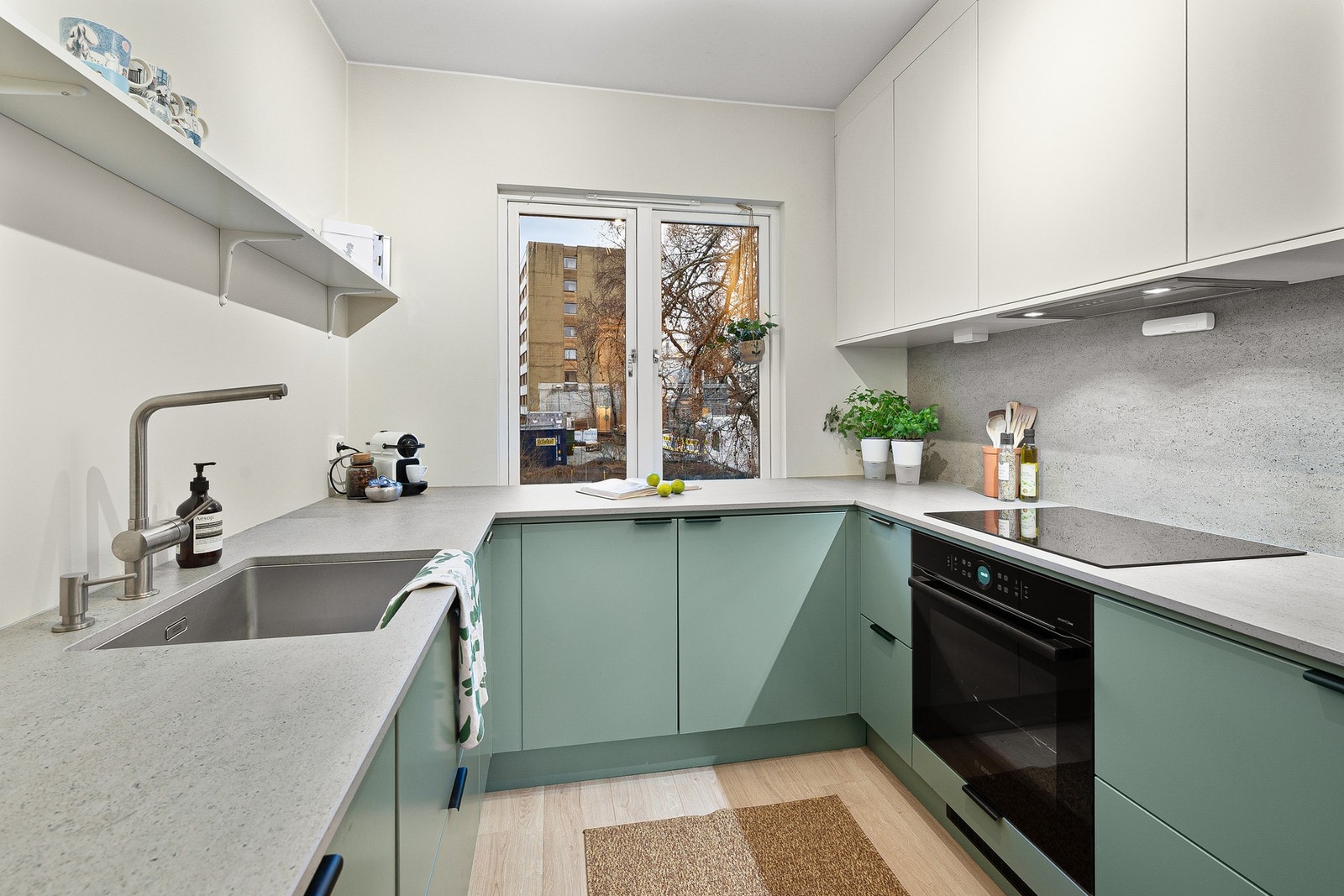 Funksjonelt kjøkken med gjennomtenkt U-løsning og rikelig med skapplass. God arbeidsflate og praktisk plassering av hvitevarer. Galleribilde