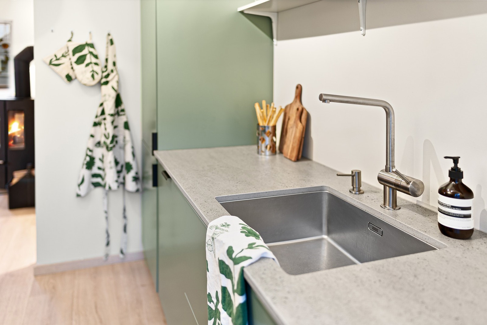 Nærbilde av kjøkkendetaljer. God benkeplass, moderne vask og moderne helhetsinntrykk. Galleribilde