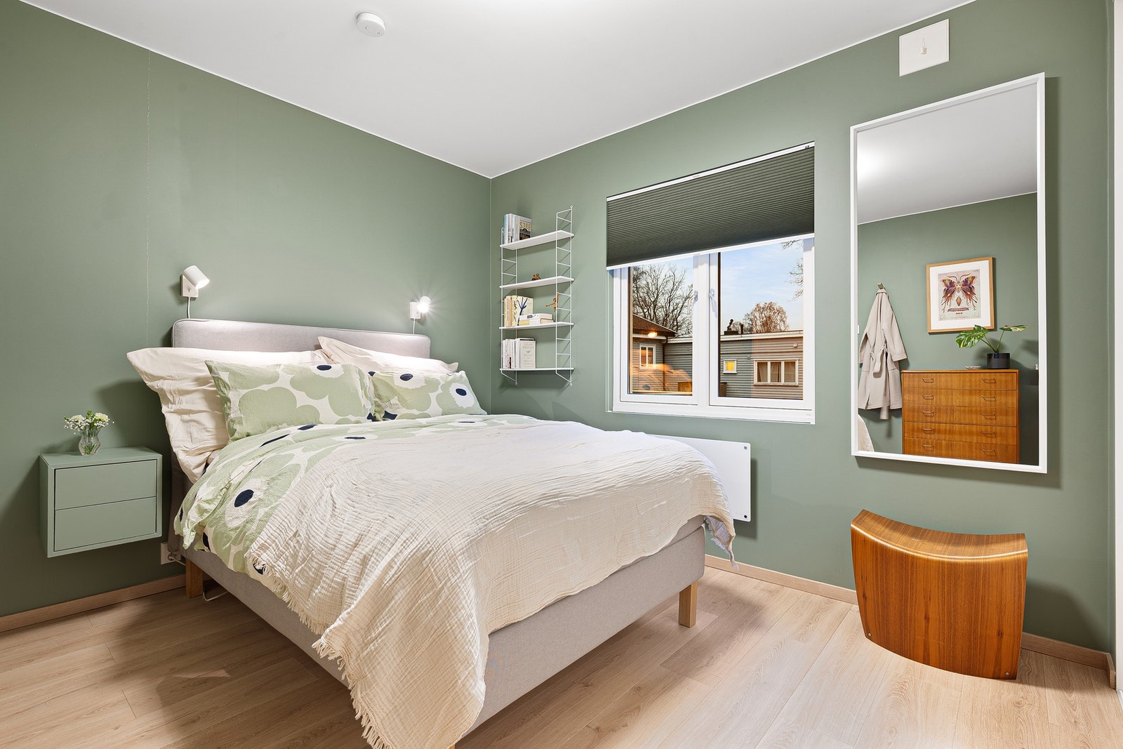 Hovedsoverommet har en god størrelse og fremstår lyst og pent, med plass til både seng og oppbevaring. Galleribilde