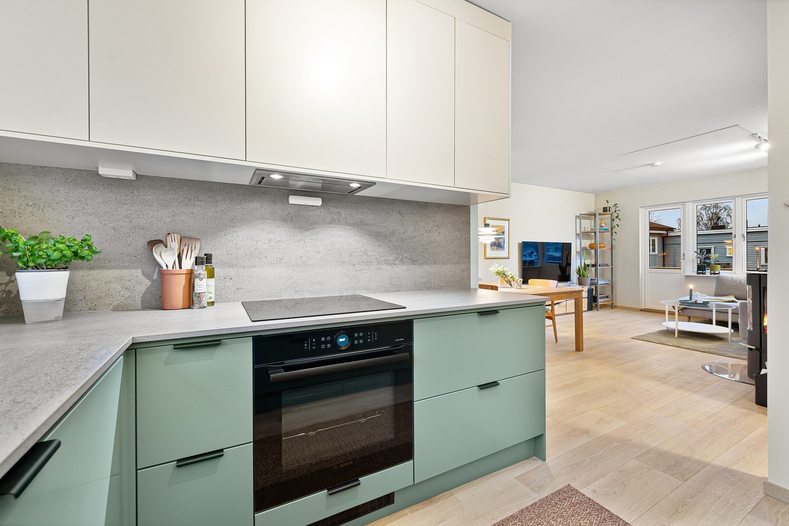 Kjøkkenet ligger delvis åpent mot stue og spisestue, noe som gir en sosial og luftig romfølelse. Galleribilde