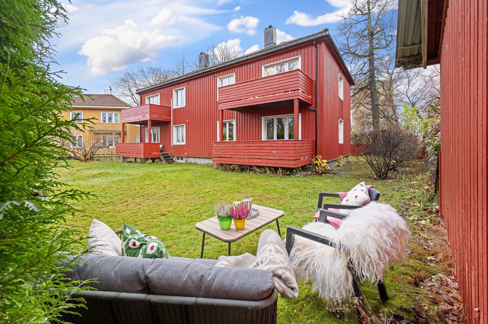 Hagen har god god plass til utemøbler og sosiale soner. Rolig og skjermet beliggenhet. Galleribilde