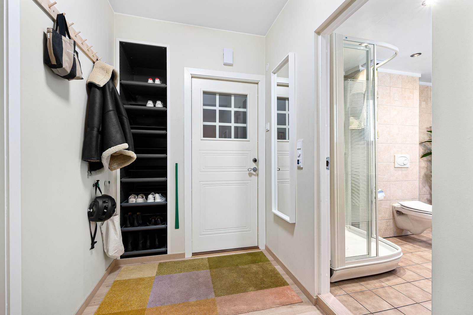 Innbydende entré med god plass til yttertøy og sko. Galleribilde