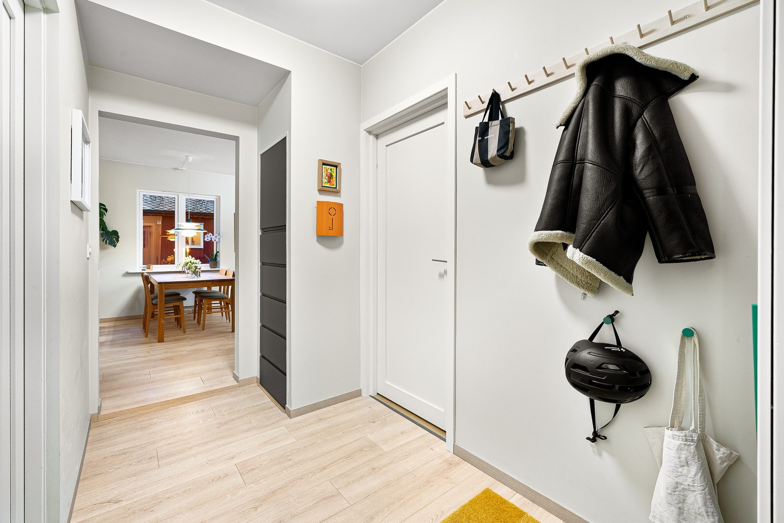 Lys og oversiktlig gang som knytter sammen boligens rom på en naturlig måte. Galleribilde