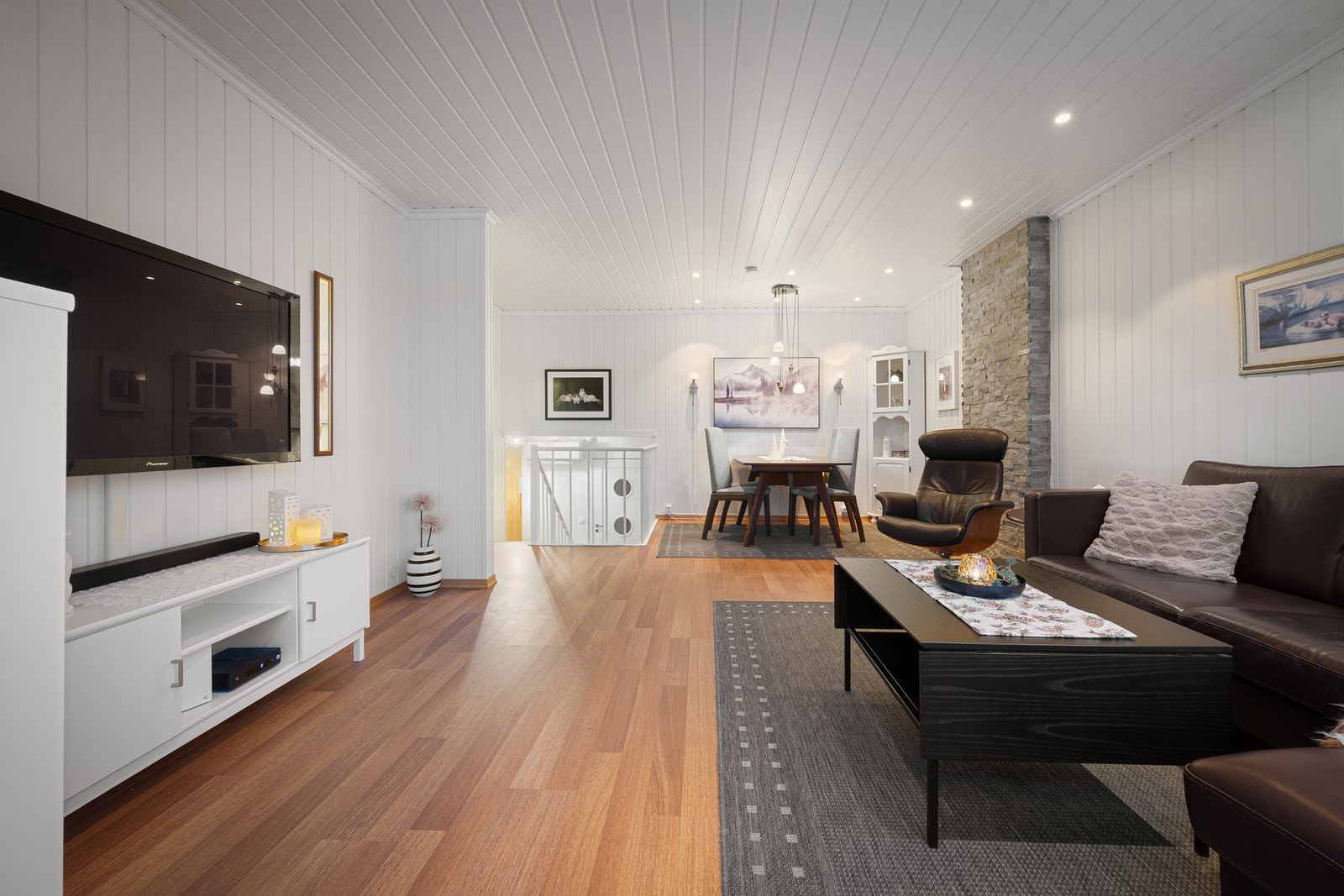 Det er god plass i stua til både sofagruppe og spisestua Galleribilde