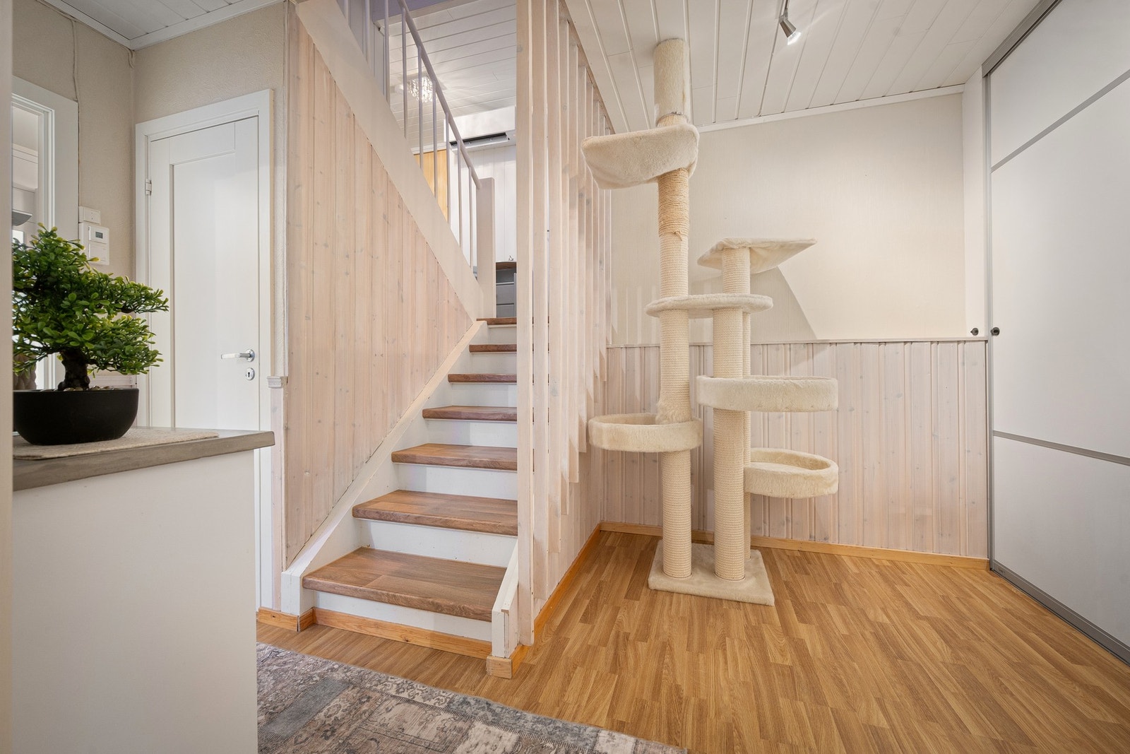 Stor skyvedørsgarderobe i gangen gir god lagring og i tillegg er det krypkjeller på ca 39 kvm (dør til venstre for trapp) Galleribilde