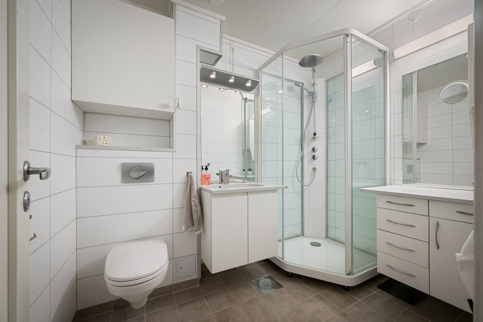 Badet er renovert i 2020 med nye overflater og vann- og avløpsrør Galleribilde