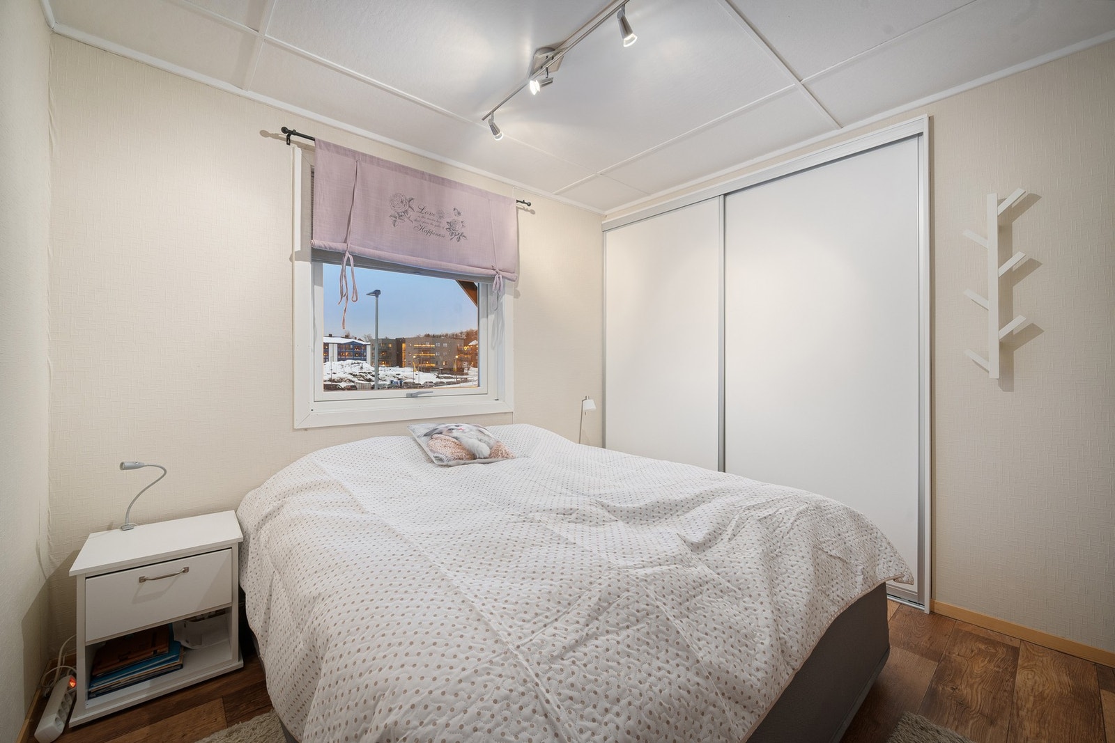 Rommet har innebygd skyvedørsgarderobe Galleribilde