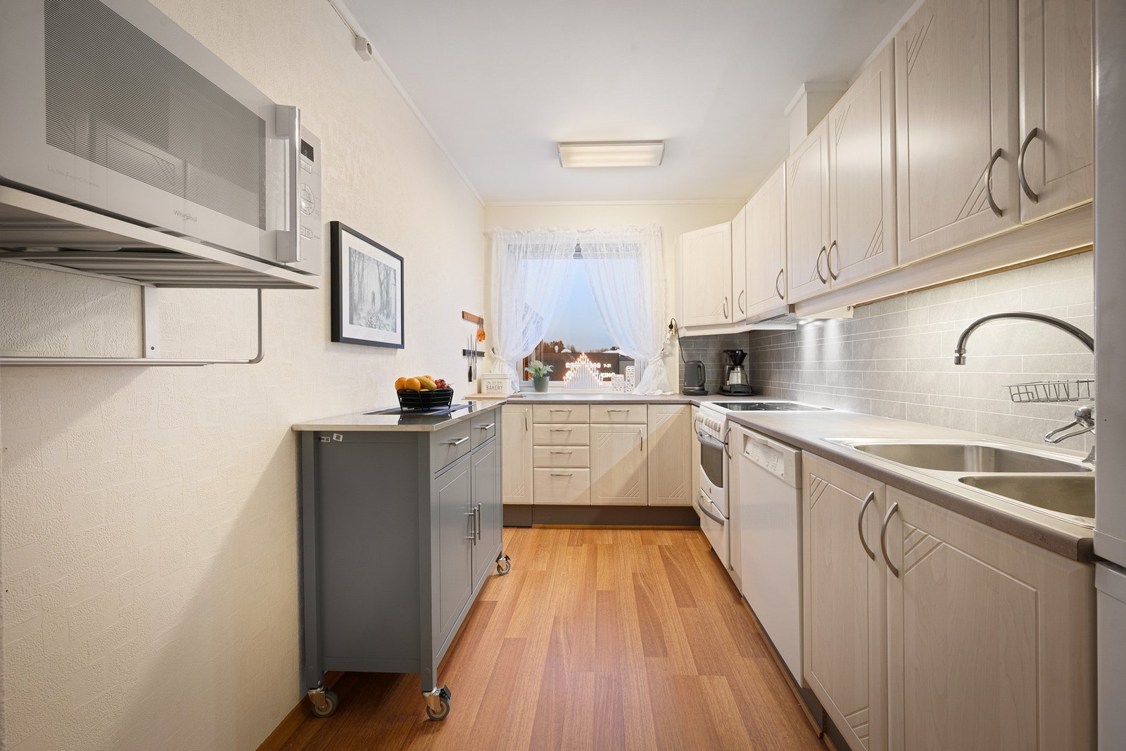 Kjøkkenet er fornyet i 2015/2017 og har en frittstående kjøkkenøy på hjul Galleribilde