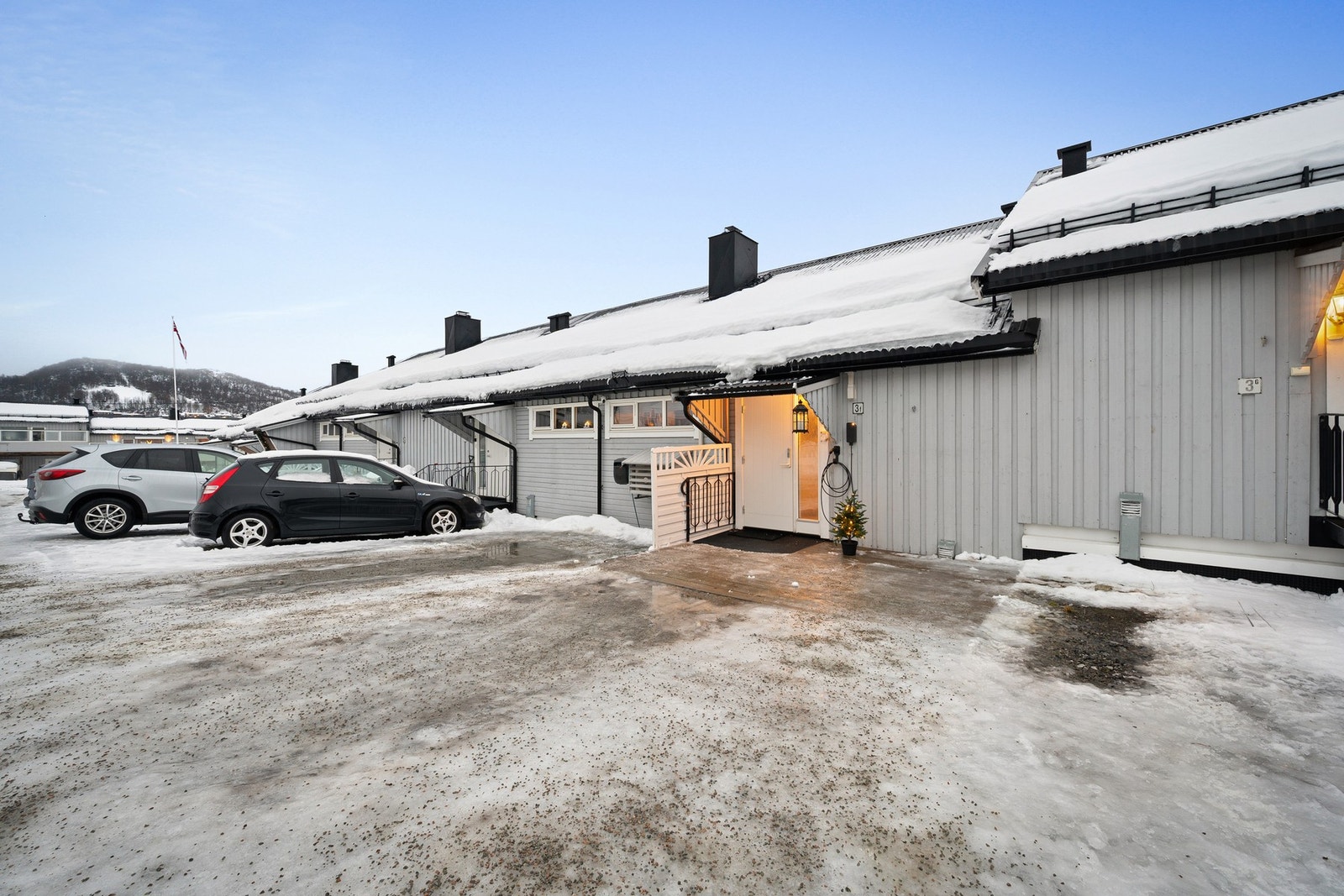 Hyggelig inngangsparti med parkeringsplass for to biler rett utenfor døra Galleribilde