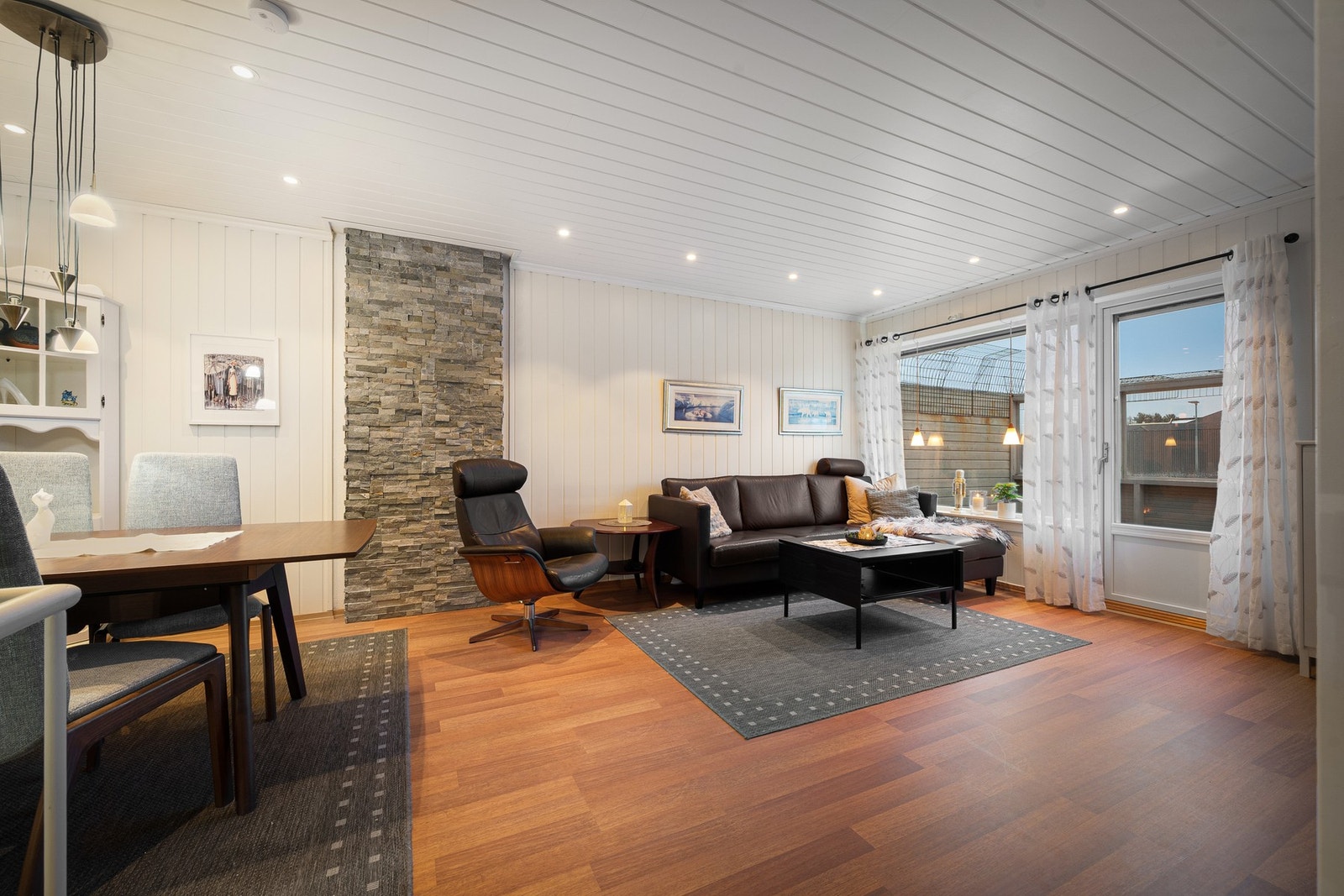 Velkommen inn! Hovedetasje øverst inneholder stue/spisestue, kjøkken og vaskerom Galleribilde