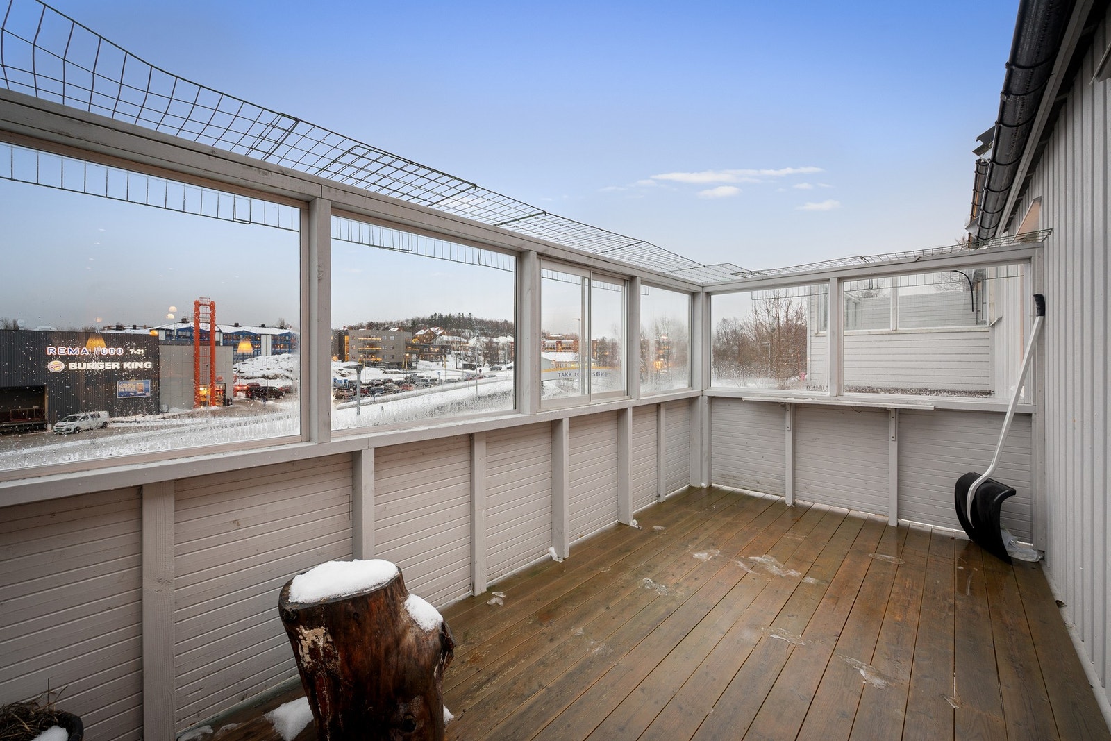 Romslig og god plass til utemøblement Galleribilde