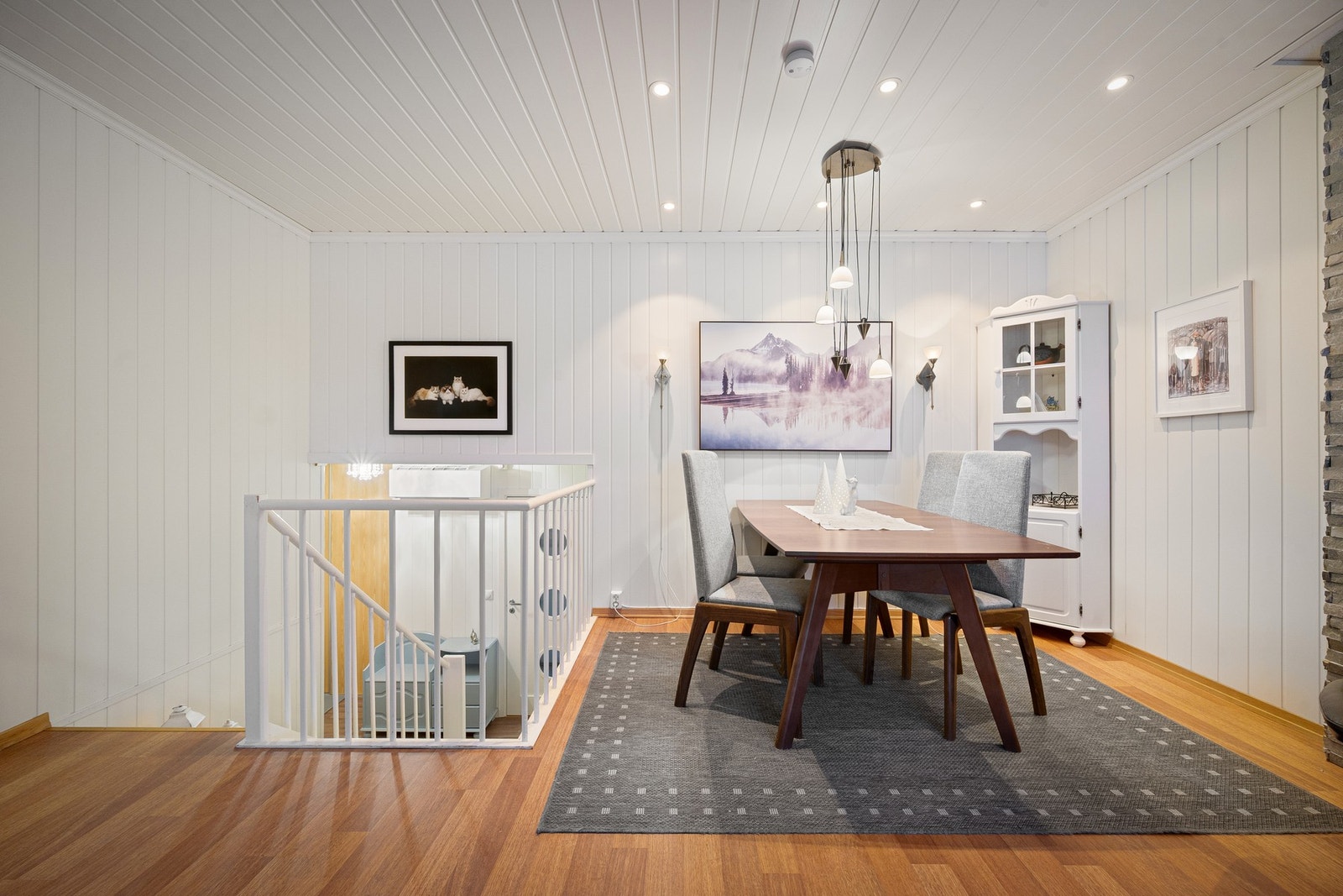 Spotter i taket er installert av faglært i 2020 Galleribilde