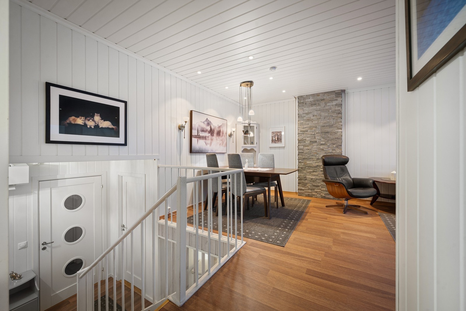 Halvplan gjør boligen barnevennlig og sosial med korte avstander Galleribilde