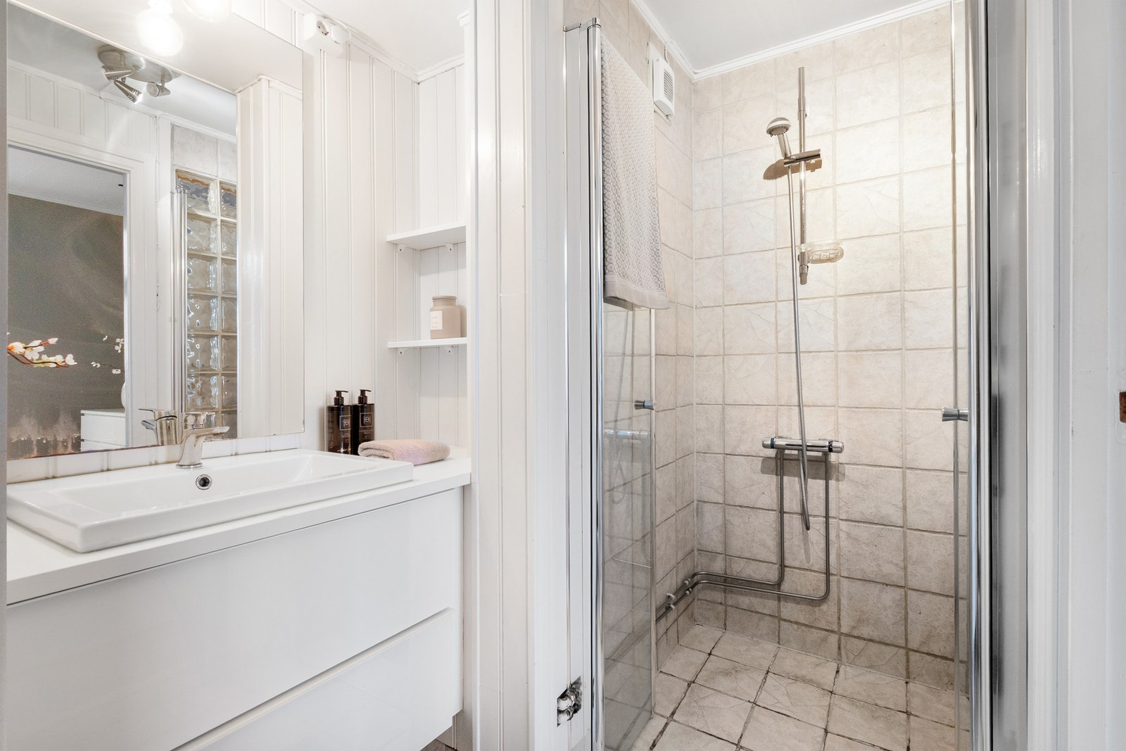 Praktisk baderom på 3 kvm med fliser - gir mulighet for modernisering etter eget ønske. Galleribilde