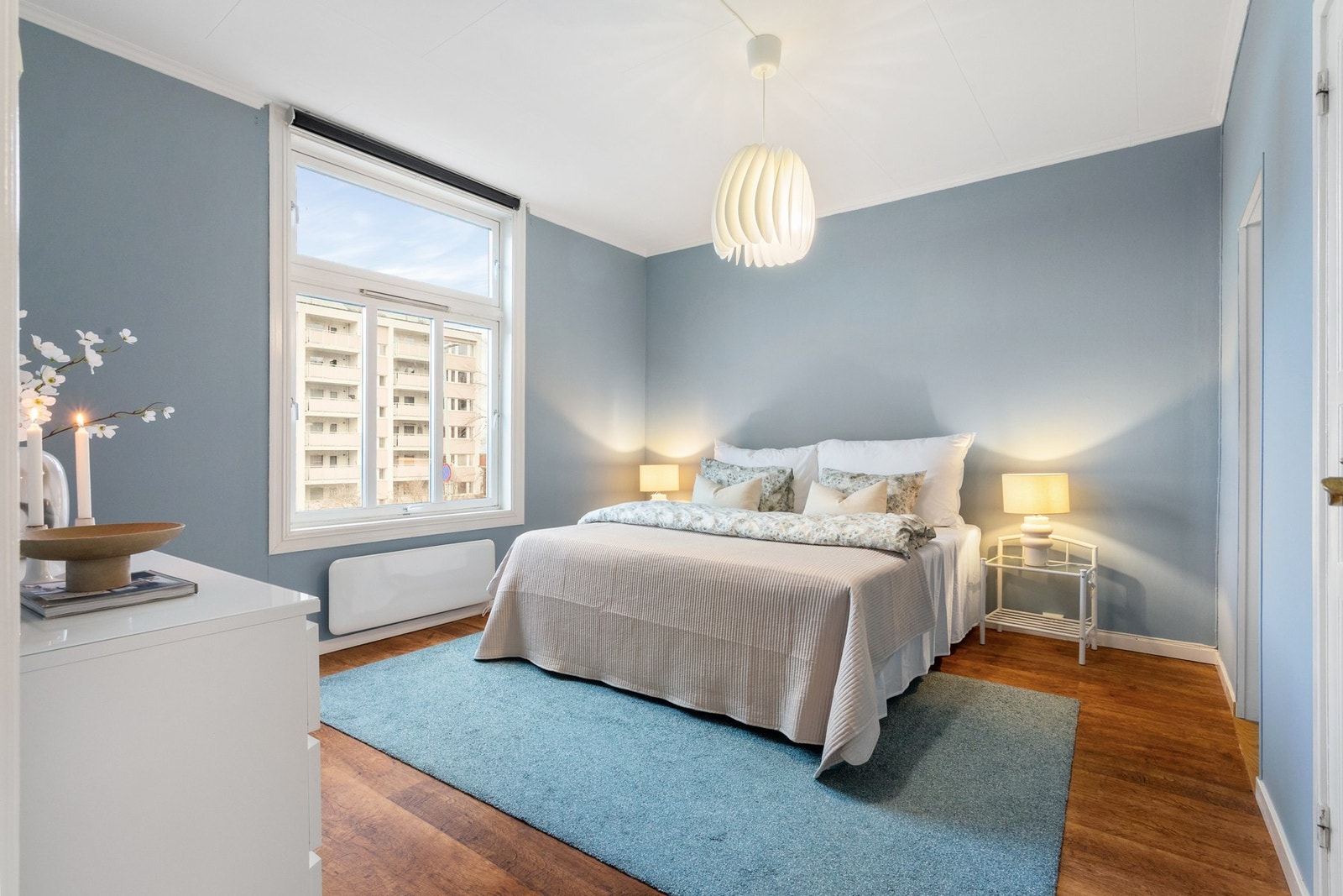 Soverommet er svært romslig på hele 16,6 kvm, med plass til dobbeltseng og ekstra møblement - perfekt for komfort og fleksibilitet. Galleribilde