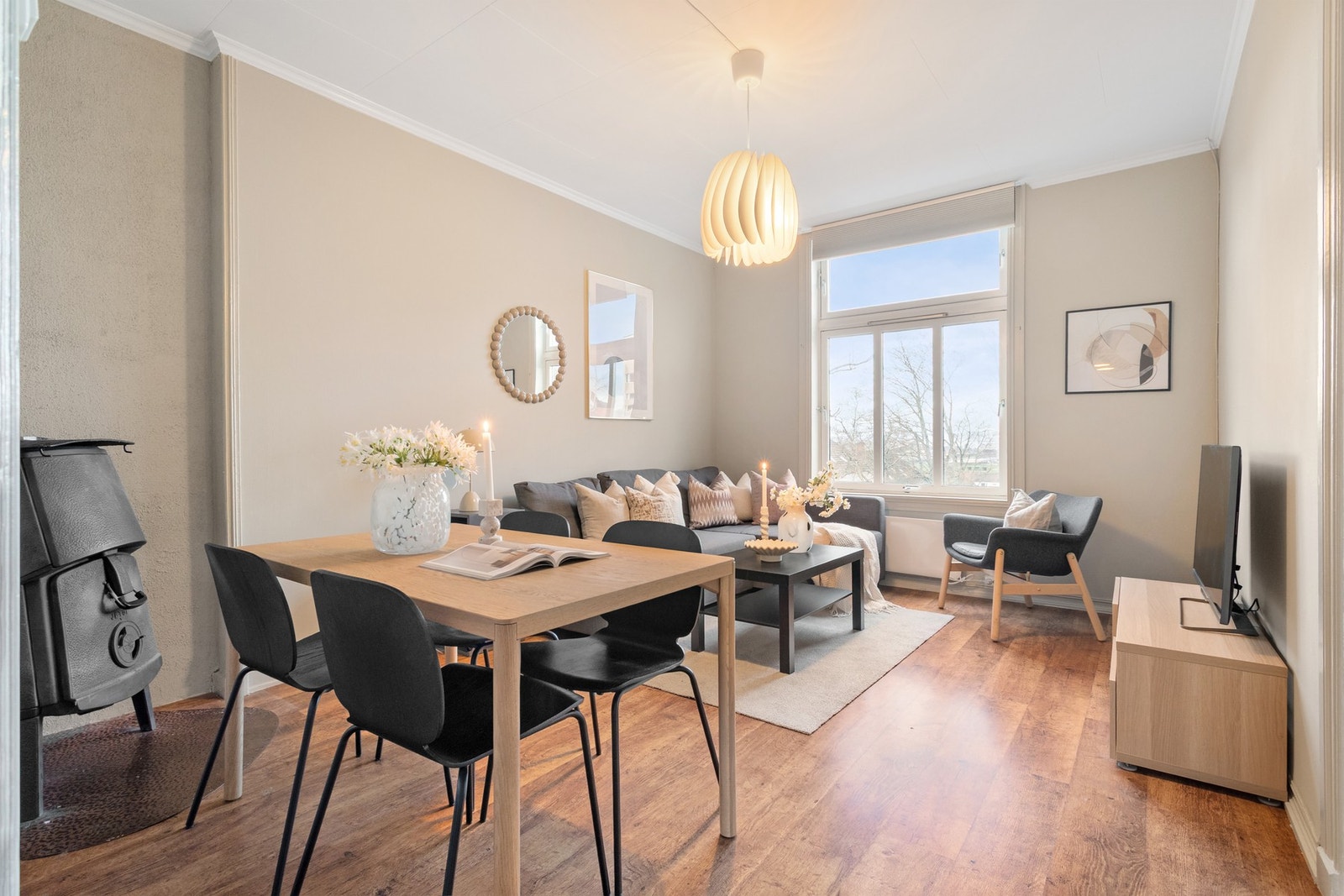 EiendomsMegler 1 v/Martin Nordmo har gleden av å ønske velkommen til Weidemanns vei 21 på Øvre Møllenberg. Fotografering presentert av Krokstad & Nervik. Galleribilde