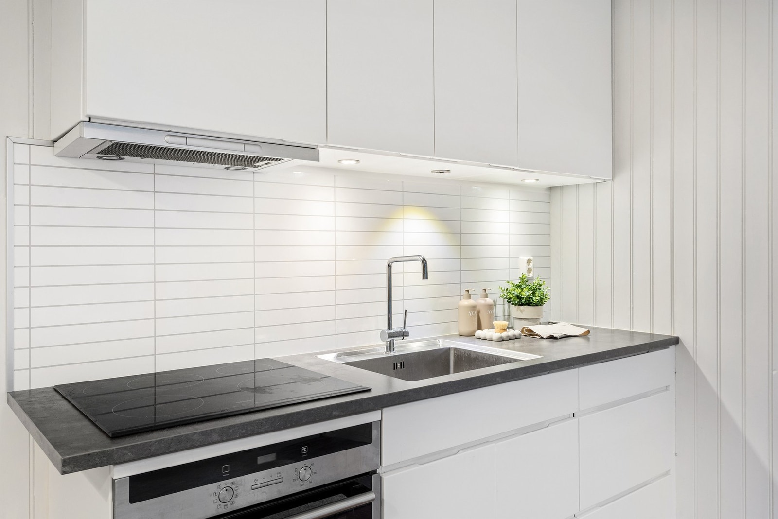 Kjøkkenet er utstyrt med integrerte hvitevarer bestående av platetopp, stekeovn og oppvaskmaskin. Galleribilde