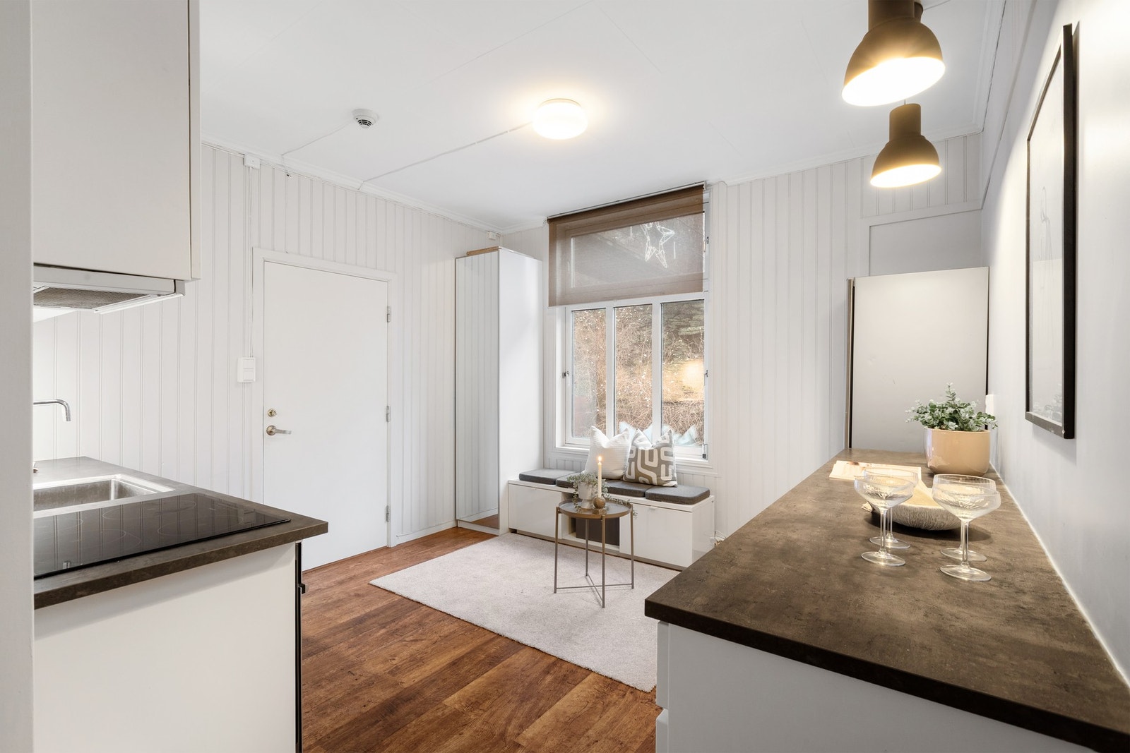 Naturlig skille mellom stue og kjøkken som gir flere soner i leiligheten. Galleribilde