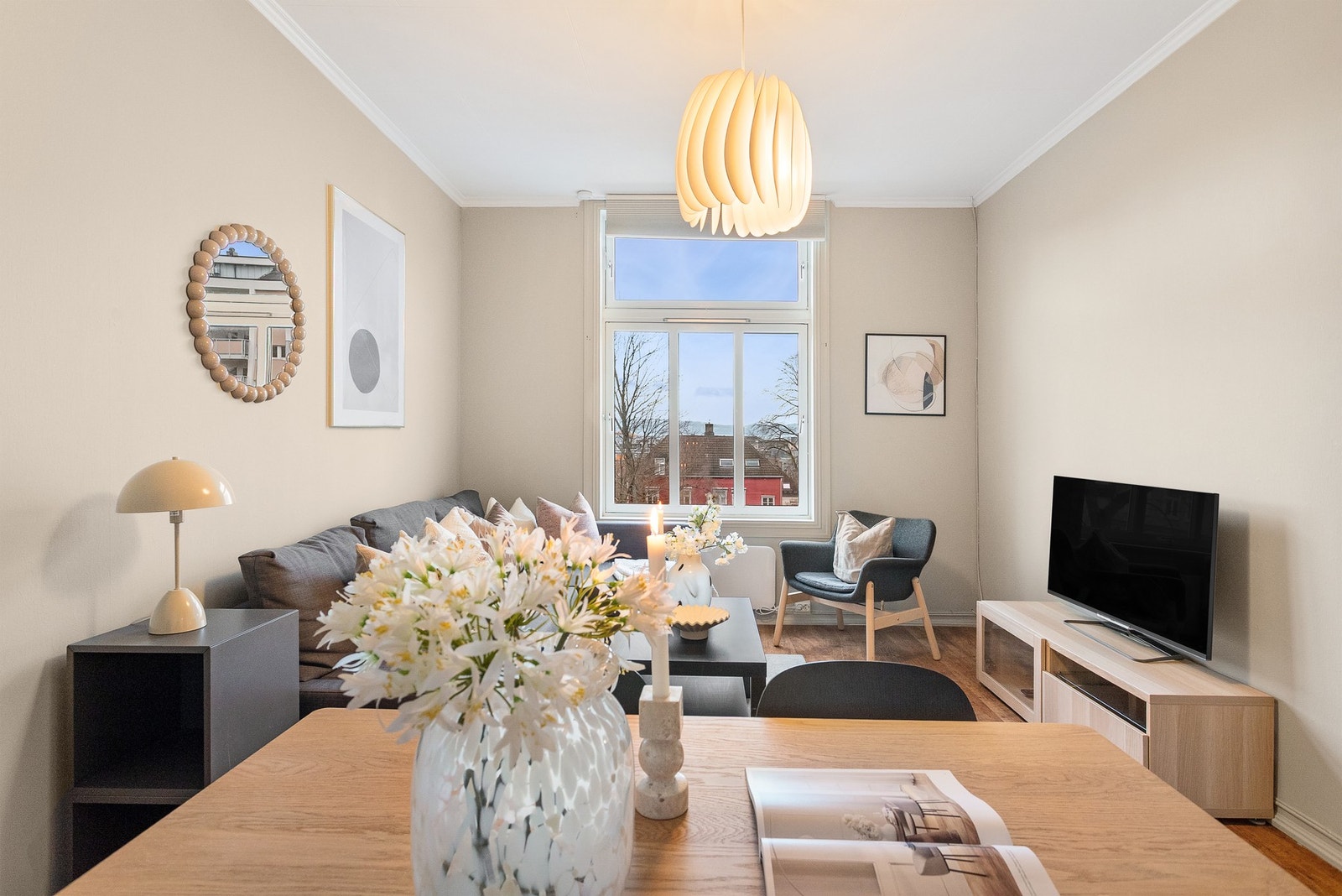 Stuen måler 15,9 kvm og byr på god plass til ønsket møblering, noe som gjør rommet både funksjonelt og innbydende. Galleribilde